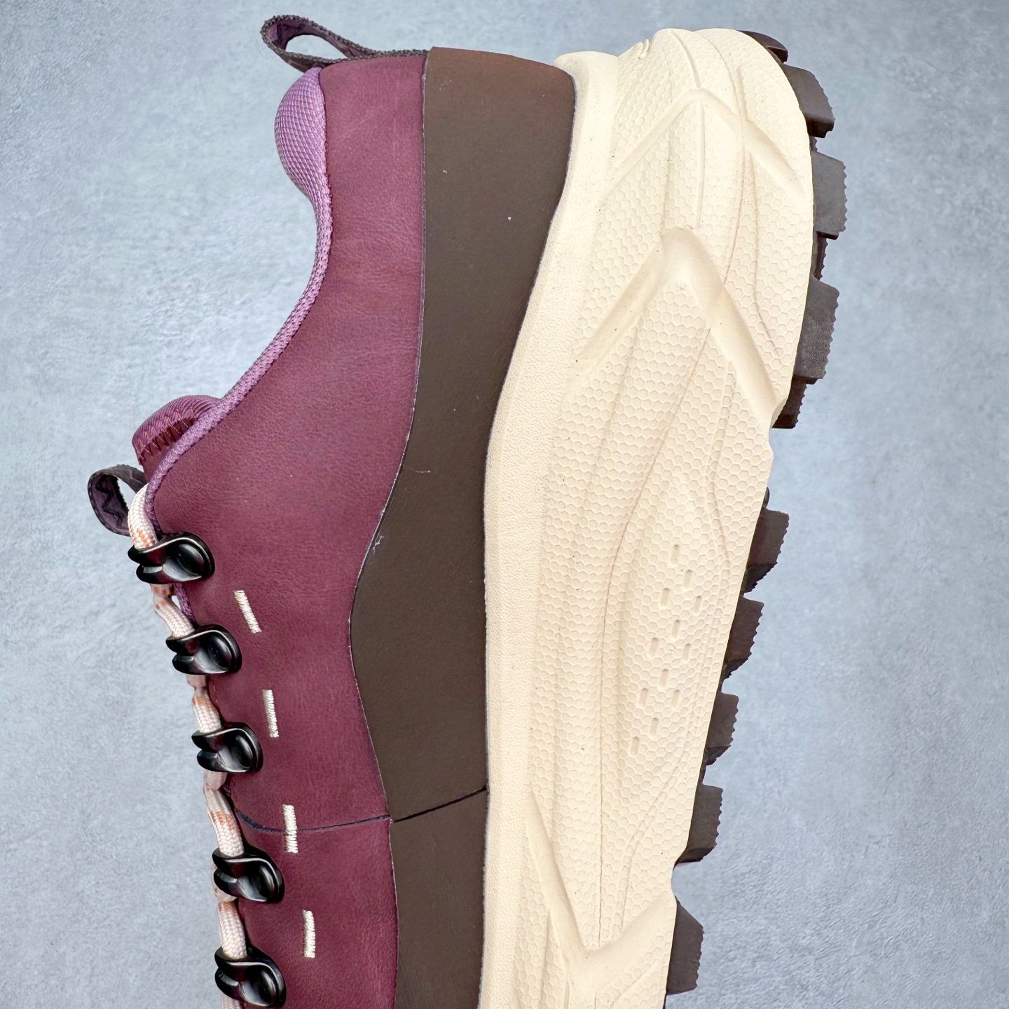 图片[7]-HOKA ONE ONE Tor Summit TP 舒适百搭防滑耐磨低帮跑步鞋 HOKA ONE ONE是来自美国的跑步鞋知名品牌，创立于2009年，始终致力于为所有跑者提供更新、更好的跑步装备。相比常规跑鞋，HOKA ONE ONE特别研发使用性能独特的几何形跑鞋中底，此种鞋底更厚、更高、回弹性也更好，除了卓越的缓冲性能，它还能为各种阶段的跑者带来更具动感、更加稳定的跑步体验。HOKAONE ONE从设计之初就清楚意识到，要保证跑者步幅的均匀一致，双脚自然而然的运动至关重要。实拍调校N版已经零色差零失真 百分百还原实物色彩所见即所得 不存在货不对板色差等低级问题 选购参考实物拍摄 不混卖不参货 只用心做好货严格选品 承诺混一赔十 尺码：36 36.5 37.5 38 38.5 39 40 40.5 41 42 42.5 43 44 44.5 45-选品中心