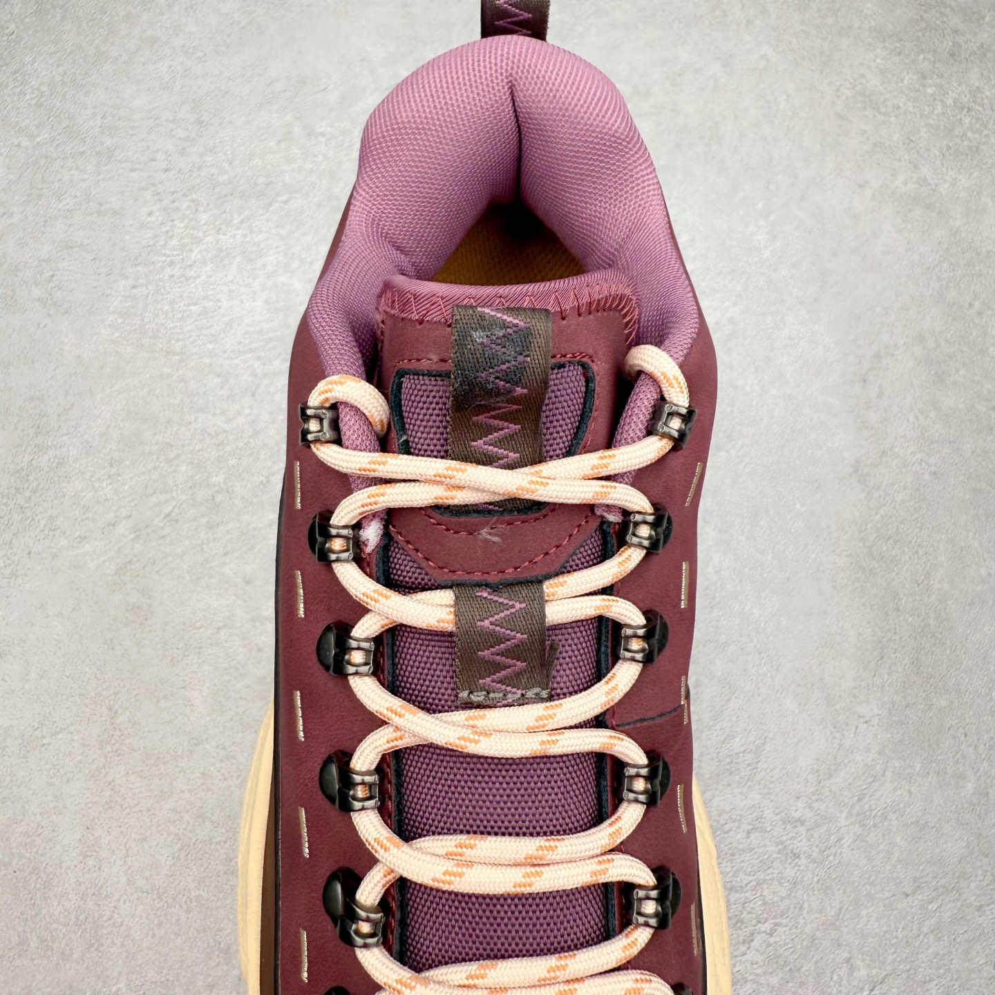 图片[5]-HOKA ONE ONE Tor Summit TP 舒适百搭防滑耐磨低帮跑步鞋 HOKA ONE ONE是来自美国的跑步鞋知名品牌，创立于2009年，始终致力于为所有跑者提供更新、更好的跑步装备。相比常规跑鞋，HOKA ONE ONE特别研发使用性能独特的几何形跑鞋中底，此种鞋底更厚、更高、回弹性也更好，除了卓越的缓冲性能，它还能为各种阶段的跑者带来更具动感、更加稳定的跑步体验。HOKAONE ONE从设计之初就清楚意识到，要保证跑者步幅的均匀一致，双脚自然而然的运动至关重要。实拍调校N版已经零色差零失真 百分百还原实物色彩所见即所得 不存在货不对板色差等低级问题 选购参考实物拍摄 不混卖不参货 只用心做好货严格选品 承诺混一赔十 尺码：36 36.5 37.5 38 38.5 39 40 40.5 41 42 42.5 43 44 44.5 45-选品中心