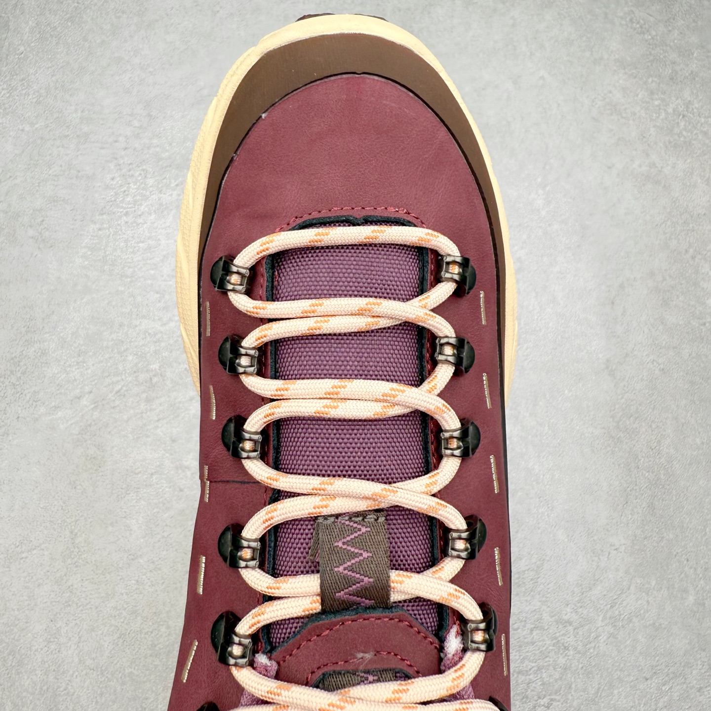 图片[4]-HOKA ONE ONE Tor Summit TP 舒适百搭防滑耐磨低帮跑步鞋 HOKA ONE ONE是来自美国的跑步鞋知名品牌，创立于2009年，始终致力于为所有跑者提供更新、更好的跑步装备。相比常规跑鞋，HOKA ONE ONE特别研发使用性能独特的几何形跑鞋中底，此种鞋底更厚、更高、回弹性也更好，除了卓越的缓冲性能，它还能为各种阶段的跑者带来更具动感、更加稳定的跑步体验。HOKAONE ONE从设计之初就清楚意识到，要保证跑者步幅的均匀一致，双脚自然而然的运动至关重要。实拍调校N版已经零色差零失真 百分百还原实物色彩所见即所得 不存在货不对板色差等低级问题 选购参考实物拍摄 不混卖不参货 只用心做好货严格选品 承诺混一赔十 尺码：36 36.5 37.5 38 38.5 39 40 40.5 41 42 42.5 43 44 44.5 45-选品中心