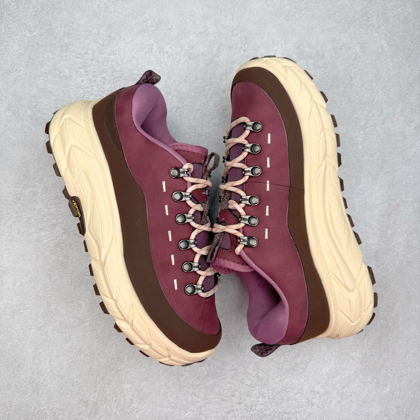 图片[3]-HOKA ONE ONE Tor Summit TP 舒适百搭防滑耐磨低帮跑步鞋 HOKA ONE ONE是来自美国的跑步鞋知名品牌，创立于2009年，始终致力于为所有跑者提供更新、更好的跑步装备。相比常规跑鞋，HOKA ONE ONE特别研发使用性能独特的几何形跑鞋中底，此种鞋底更厚、更高、回弹性也更好，除了卓越的缓冲性能，它还能为各种阶段的跑者带来更具动感、更加稳定的跑步体验。HOKAONE ONE从设计之初就清楚意识到，要保证跑者步幅的均匀一致，双脚自然而然的运动至关重要。实拍调校N版已经零色差零失真 百分百还原实物色彩所见即所得 不存在货不对板色差等低级问题 选购参考实物拍摄 不混卖不参货 只用心做好货严格选品 承诺混一赔十 尺码：36 36.5 37.5 38 38.5 39 40 40.5 41 42 42.5 43 44 44.5 45-选品中心