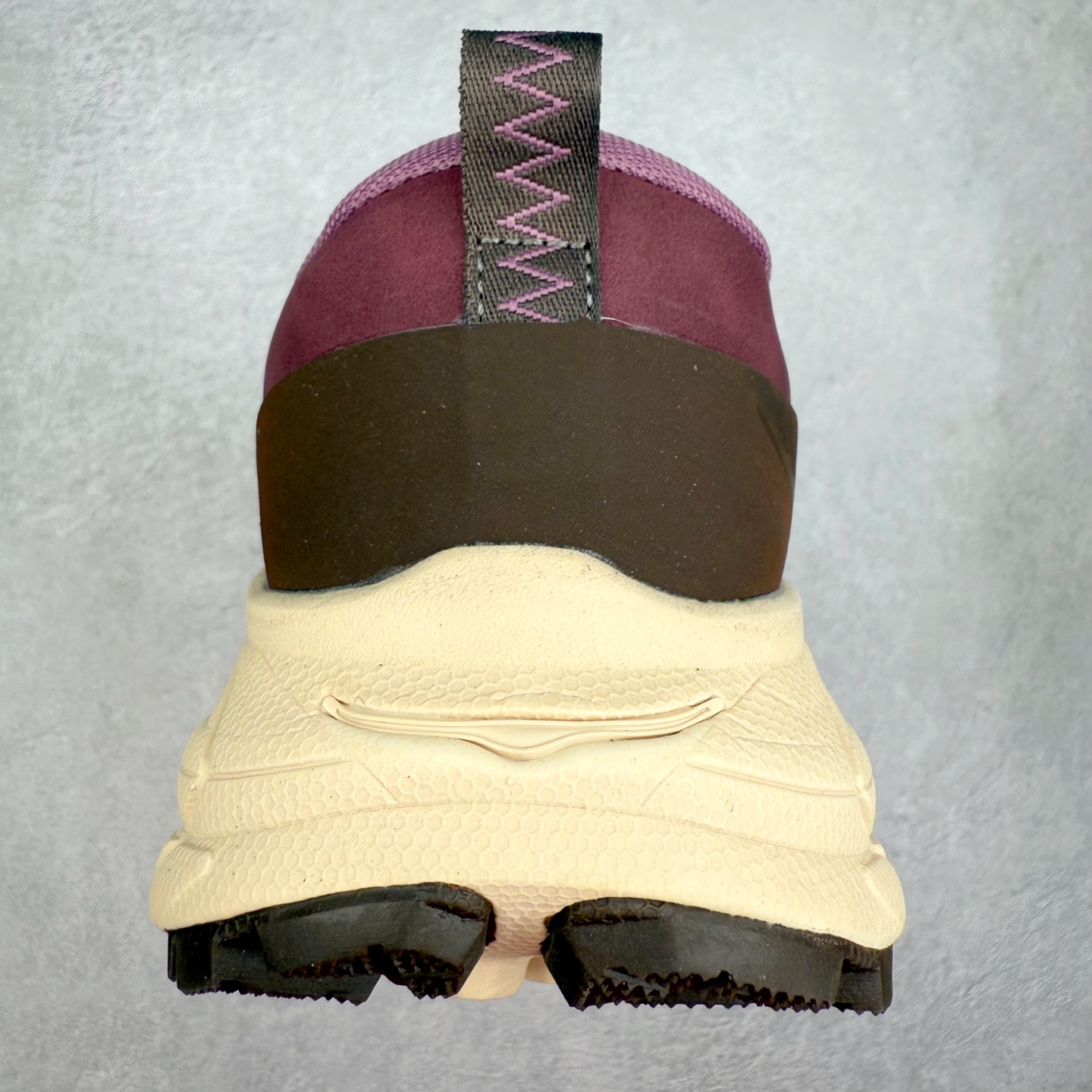 图片[8]-HOKA ONE ONE Tor Summit TP 舒适百搭防滑耐磨低帮跑步鞋 HOKA ONE ONE是来自美国的跑步鞋知名品牌，创立于2009年，始终致力于为所有跑者提供更新、更好的跑步装备。相比常规跑鞋，HOKA ONE ONE特别研发使用性能独特的几何形跑鞋中底，此种鞋底更厚、更高、回弹性也更好，除了卓越的缓冲性能，它还能为各种阶段的跑者带来更具动感、更加稳定的跑步体验。HOKAONE ONE从设计之初就清楚意识到，要保证跑者步幅的均匀一致，双脚自然而然的运动至关重要。实拍调校N版已经零色差零失真 百分百还原实物色彩所见即所得 不存在货不对板色差等低级问题 选购参考实物拍摄 不混卖不参货 只用心做好货严格选品 承诺混一赔十 尺码：36 36.5 37.5 38 38.5 39 40 40.5 41 42 42.5 43 44 44.5 45-选品中心