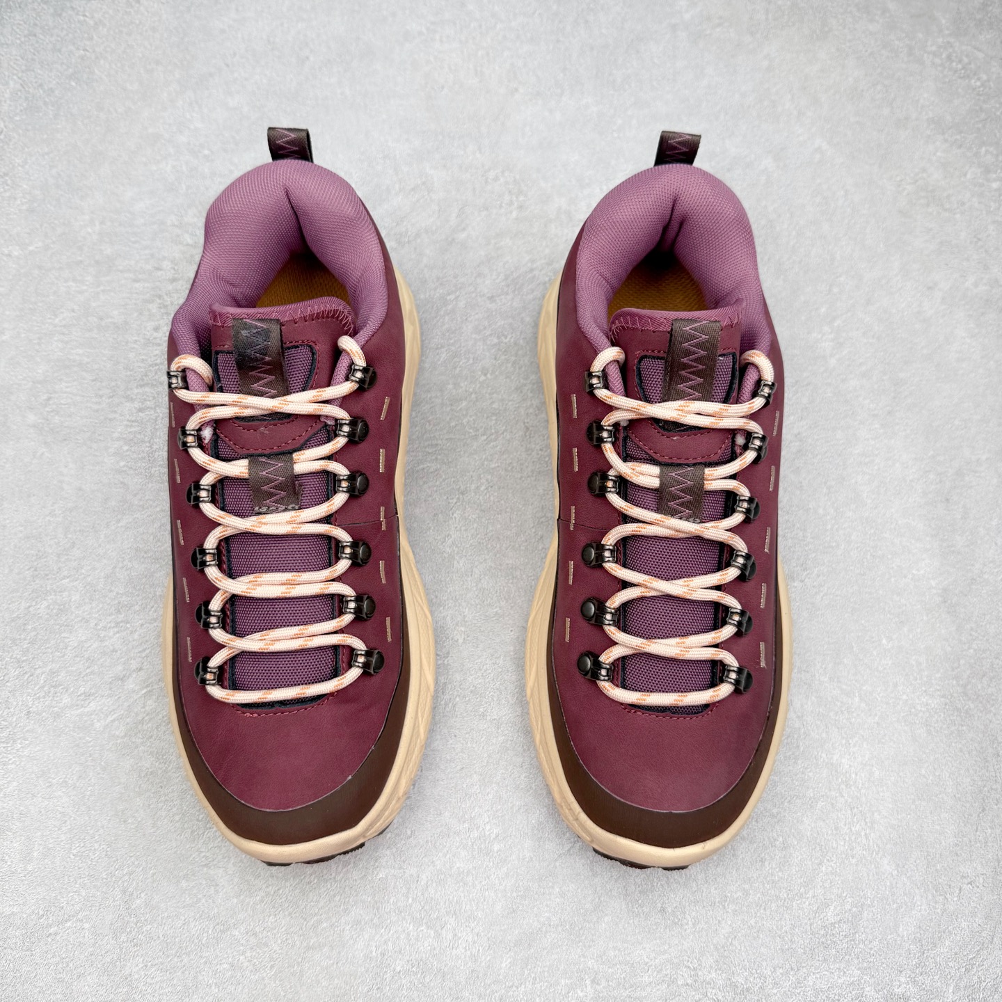 图片[2]-HOKA ONE ONE Tor Summit TP 舒适百搭防滑耐磨低帮跑步鞋 HOKA ONE ONE是来自美国的跑步鞋知名品牌，创立于2009年，始终致力于为所有跑者提供更新、更好的跑步装备。相比常规跑鞋，HOKA ONE ONE特别研发使用性能独特的几何形跑鞋中底，此种鞋底更厚、更高、回弹性也更好，除了卓越的缓冲性能，它还能为各种阶段的跑者带来更具动感、更加稳定的跑步体验。HOKAONE ONE从设计之初就清楚意识到，要保证跑者步幅的均匀一致，双脚自然而然的运动至关重要。实拍调校N版已经零色差零失真 百分百还原实物色彩所见即所得 不存在货不对板色差等低级问题 选购参考实物拍摄 不混卖不参货 只用心做好货严格选品 承诺混一赔十 尺码：36 36.5 37.5 38 38.5 39 40 40.5 41 42 42.5 43 44 44.5 45-选品中心