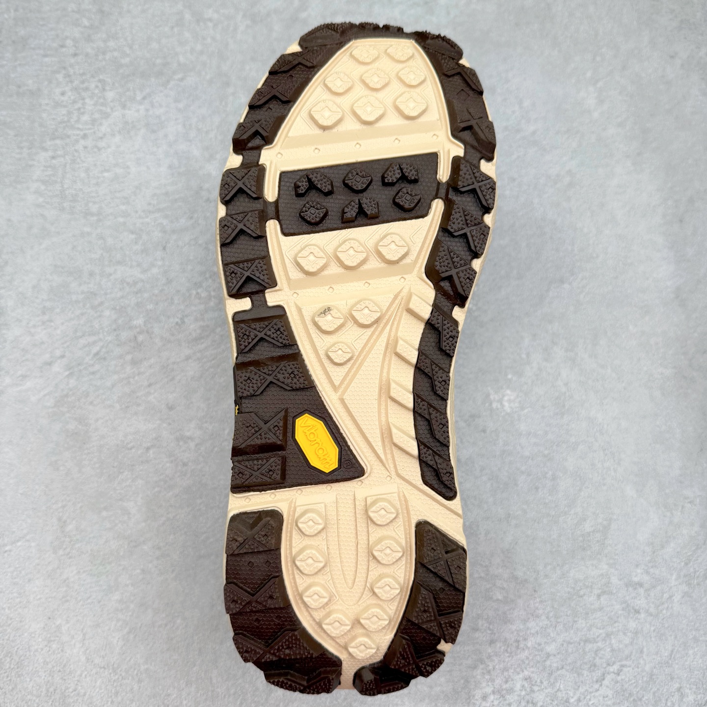 图片[9]-HOKA ONE ONE Tor Summit TP 舒适百搭防滑耐磨低帮跑步鞋 HOKA ONE ONE是来自美国的跑步鞋知名品牌，创立于2009年，始终致力于为所有跑者提供更新、更好的跑步装备。相比常规跑鞋，HOKA ONE ONE特别研发使用性能独特的几何形跑鞋中底，此种鞋底更厚、更高、回弹性也更好，除了卓越的缓冲性能，它还能为各种阶段的跑者带来更具动感、更加稳定的跑步体验。HOKAONE ONE从设计之初就清楚意识到，要保证跑者步幅的均匀一致，双脚自然而然的运动至关重要。实拍调校N版已经零色差零失真 百分百还原实物色彩所见即所得 不存在货不对板色差等低级问题 选购参考实物拍摄 不混卖不参货 只用心做好货严格选品 承诺混一赔十 尺码：36 36.5 37.5 38 38.5 39 40 40.5 41 42 42.5 43 44 44.5 45-选品中心