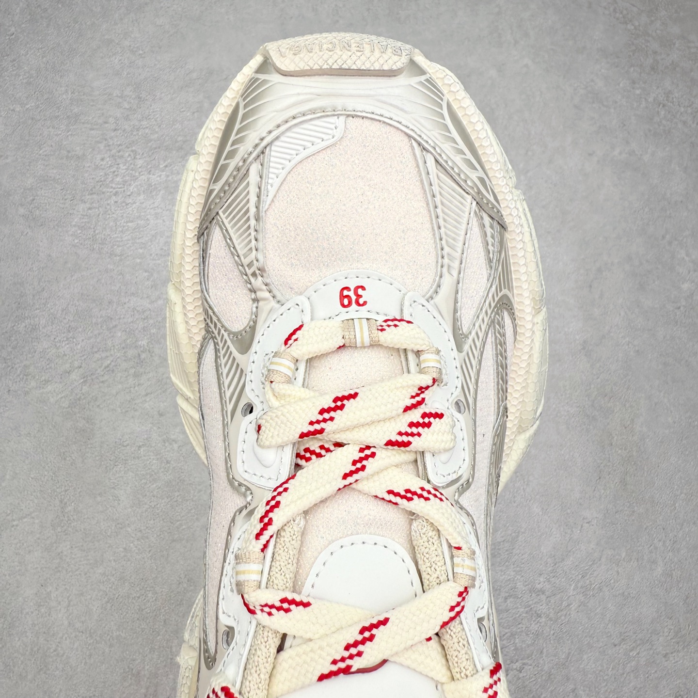 图片[4]-＃VG零售版 BALENCIAGA 3XL Sneakers 巴黎世家十代网布系带低帮走秀复古老爹鞋 全套原纸板楦头开发 最原汁原味的灵魂版型 全鞋荧光划线卡点 胶水把控整洁度追求极致完美 每一双都是工艺品 多重QC质检 超越公司货的品控标准 实实在在的免检产品 原盒原配 正确字体电绣 粗细、位置、大小正确 侧边TPU 透气孔匹配意产原版 正确分离大底 TPU软底 原版一致大底LOGO 立体感十足 原厂皮料水洗做旧 采购原厂网纱 不含皮革 网布材料和聚氨酯 磨损效果 鞋头边缘和后帮 Balenciaga 徽标 鞋面和后跟凸印尺码 鞋舌 3XL 橡胶品牌标识和反光细节 鞋帮拉袢和鞋舌拉祥 配反光细节 备用鞋带在鞋履前侧 可在穿着前取下 便于不同造型搭配 正常尺码 尺码：35 36 37 38 39 40 41 42 43 44 45 46-选品中心