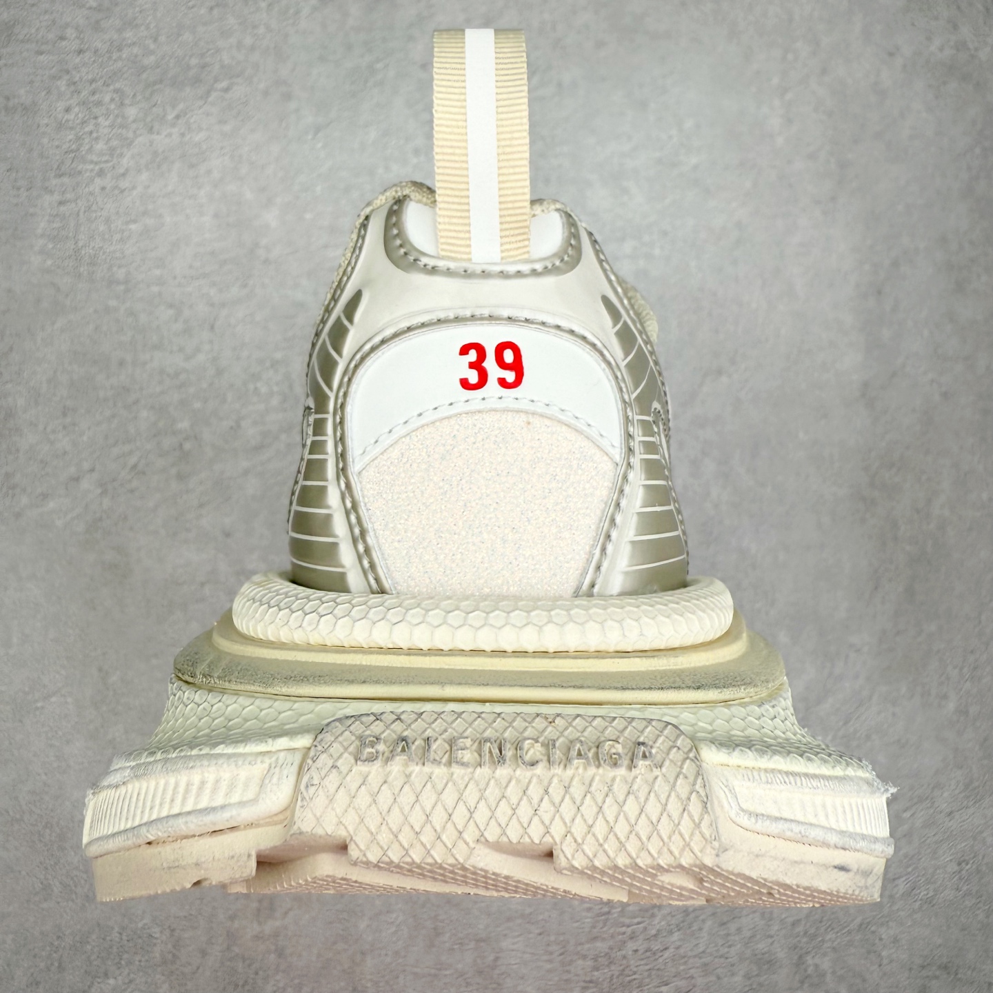 图片[8]-＃VG零售版 BALENCIAGA 3XL Sneakers 巴黎世家十代网布系带低帮走秀复古老爹鞋 全套原纸板楦头开发 最原汁原味的灵魂版型 全鞋荧光划线卡点 胶水把控整洁度追求极致完美 每一双都是工艺品 多重QC质检 超越公司货的品控标准 实实在在的免检产品 原盒原配 正确字体电绣 粗细、位置、大小正确 侧边TPU 透气孔匹配意产原版 正确分离大底 TPU软底 原版一致大底LOGO 立体感十足 原厂皮料水洗做旧 采购原厂网纱 不含皮革 网布材料和聚氨酯 磨损效果 鞋头边缘和后帮 Balenciaga 徽标 鞋面和后跟凸印尺码 鞋舌 3XL 橡胶品牌标识和反光细节 鞋帮拉袢和鞋舌拉祥 配反光细节 备用鞋带在鞋履前侧 可在穿着前取下 便于不同造型搭配 正常尺码 尺码：35 36 37 38 39 40 41 42 43 44 45 46-选品中心