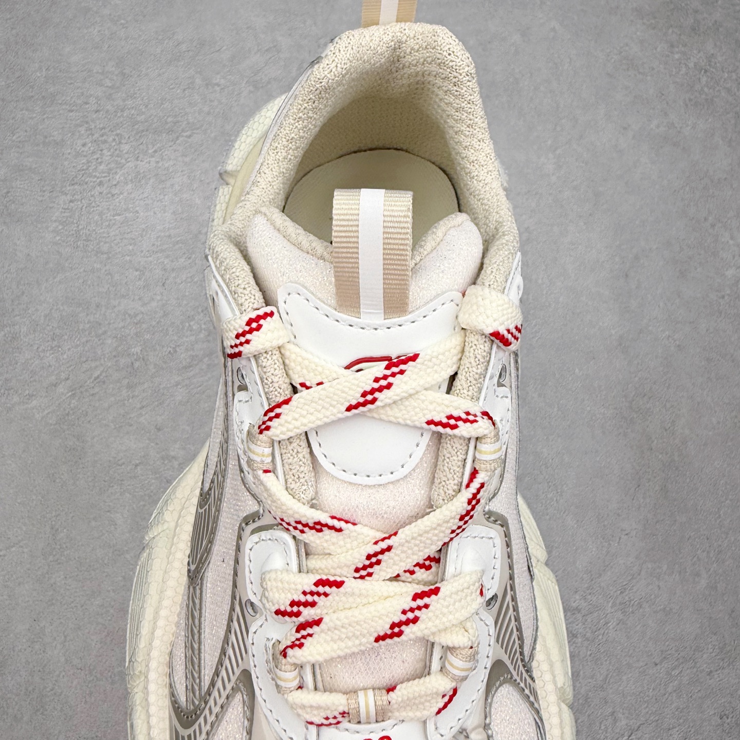 图片[5]-＃VG零售版 BALENCIAGA 3XL Sneakers 巴黎世家十代网布系带低帮走秀复古老爹鞋 全套原纸板楦头开发 最原汁原味的灵魂版型 全鞋荧光划线卡点 胶水把控整洁度追求极致完美 每一双都是工艺品 多重QC质检 超越公司货的品控标准 实实在在的免检产品 原盒原配 正确字体电绣 粗细、位置、大小正确 侧边TPU 透气孔匹配意产原版 正确分离大底 TPU软底 原版一致大底LOGO 立体感十足 原厂皮料水洗做旧 采购原厂网纱 不含皮革 网布材料和聚氨酯 磨损效果 鞋头边缘和后帮 Balenciaga 徽标 鞋面和后跟凸印尺码 鞋舌 3XL 橡胶品牌标识和反光细节 鞋帮拉袢和鞋舌拉祥 配反光细节 备用鞋带在鞋履前侧 可在穿着前取下 便于不同造型搭配 正常尺码 尺码：35 36 37 38 39 40 41 42 43 44 45 46-选品中心