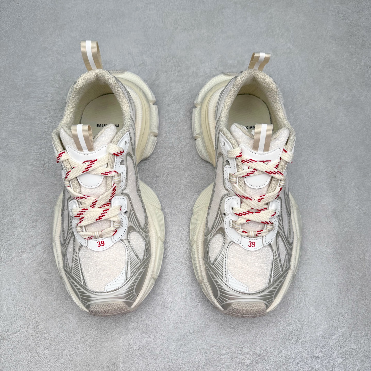 图片[2]-＃VG零售版 BALENCIAGA 3XL Sneakers 巴黎世家十代网布系带低帮走秀复古老爹鞋 全套原纸板楦头开发 最原汁原味的灵魂版型 全鞋荧光划线卡点 胶水把控整洁度追求极致完美 每一双都是工艺品 多重QC质检 超越公司货的品控标准 实实在在的免检产品 原盒原配 正确字体电绣 粗细、位置、大小正确 侧边TPU 透气孔匹配意产原版 正确分离大底 TPU软底 原版一致大底LOGO 立体感十足 原厂皮料水洗做旧 采购原厂网纱 不含皮革 网布材料和聚氨酯 磨损效果 鞋头边缘和后帮 Balenciaga 徽标 鞋面和后跟凸印尺码 鞋舌 3XL 橡胶品牌标识和反光细节 鞋帮拉袢和鞋舌拉祥 配反光细节 备用鞋带在鞋履前侧 可在穿着前取下 便于不同造型搭配 正常尺码 尺码：35 36 37 38 39 40 41 42 43 44 45 46-选品中心