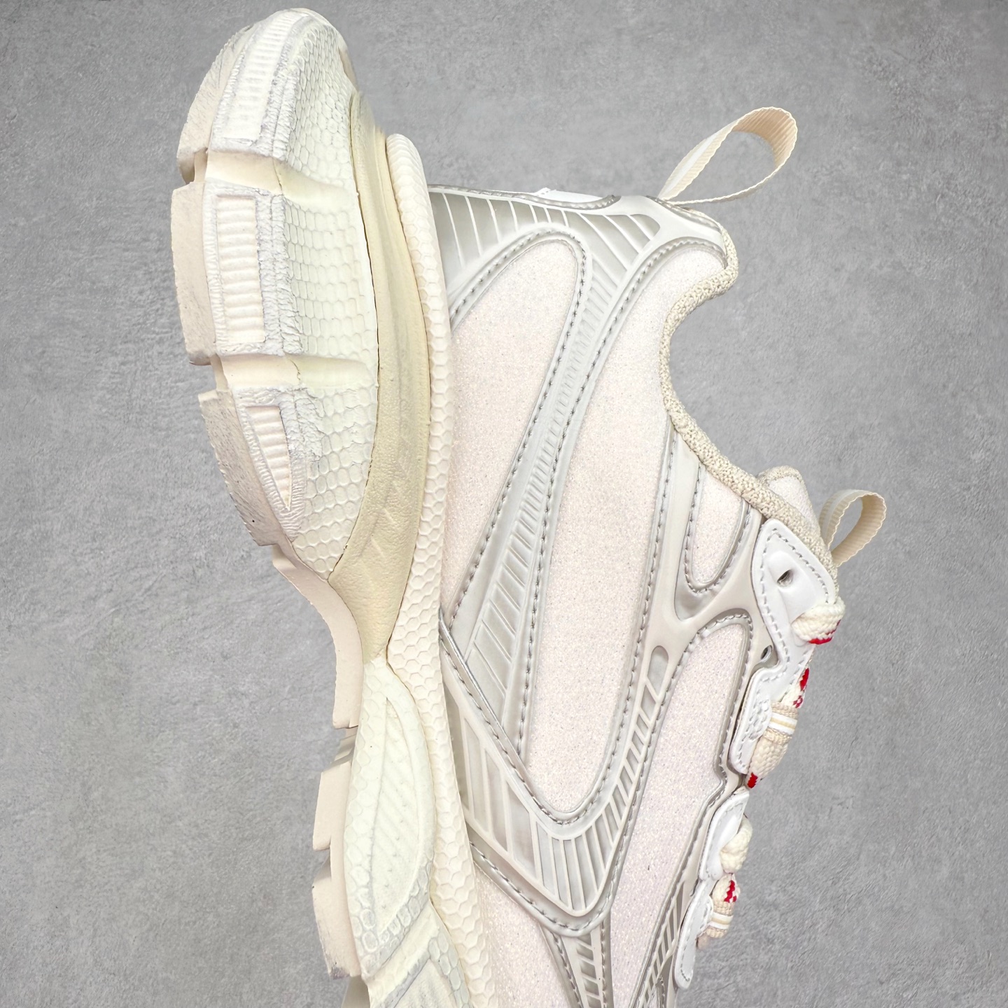 图片[6]-＃VG零售版 BALENCIAGA 3XL Sneakers 巴黎世家十代网布系带低帮走秀复古老爹鞋 全套原纸板楦头开发 最原汁原味的灵魂版型 全鞋荧光划线卡点 胶水把控整洁度追求极致完美 每一双都是工艺品 多重QC质检 超越公司货的品控标准 实实在在的免检产品 原盒原配 正确字体电绣 粗细、位置、大小正确 侧边TPU 透气孔匹配意产原版 正确分离大底 TPU软底 原版一致大底LOGO 立体感十足 原厂皮料水洗做旧 采购原厂网纱 不含皮革 网布材料和聚氨酯 磨损效果 鞋头边缘和后帮 Balenciaga 徽标 鞋面和后跟凸印尺码 鞋舌 3XL 橡胶品牌标识和反光细节 鞋帮拉袢和鞋舌拉祥 配反光细节 备用鞋带在鞋履前侧 可在穿着前取下 便于不同造型搭配 正常尺码 尺码：35 36 37 38 39 40 41 42 43 44 45 46-选品中心