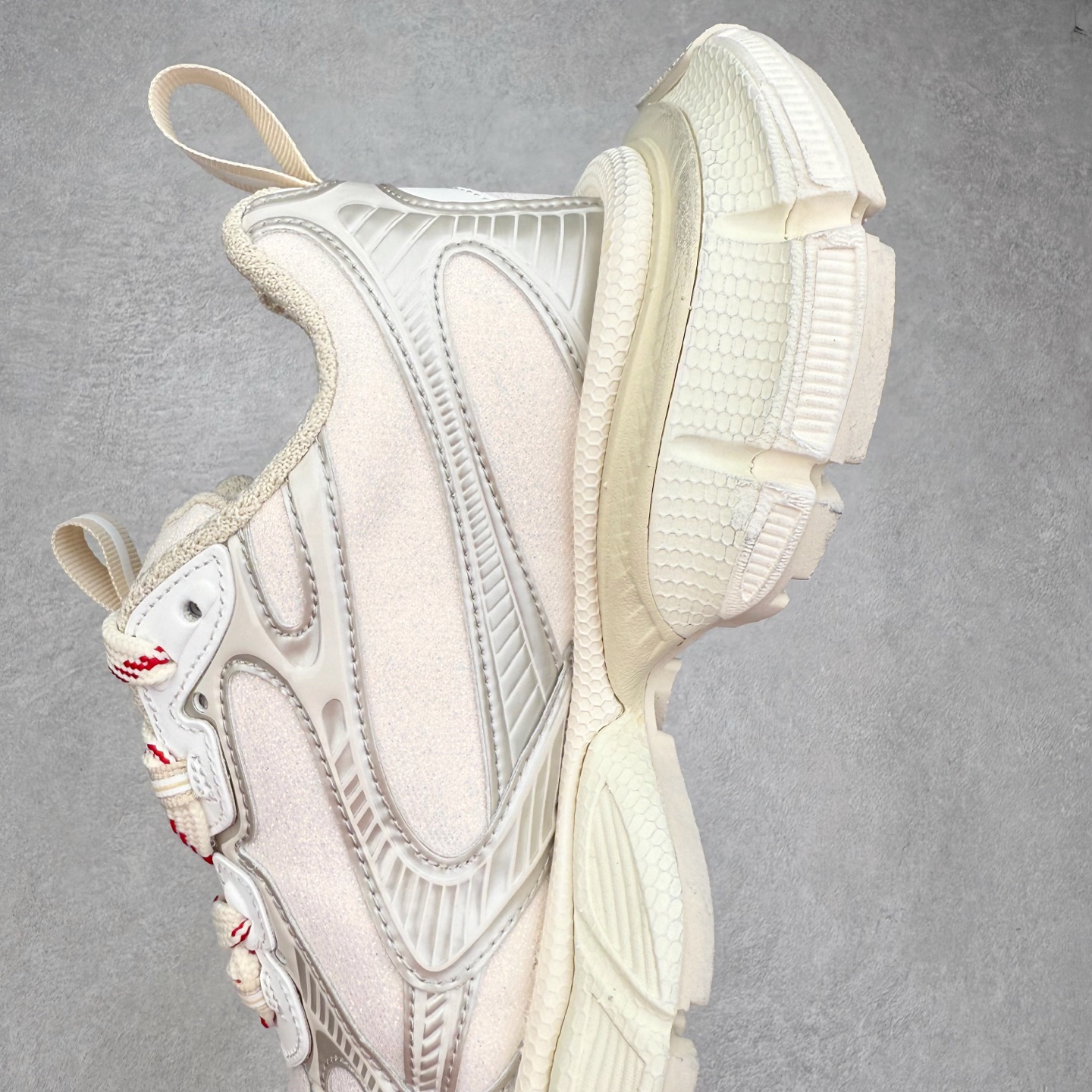 图片[7]-＃VG零售版 BALENCIAGA 3XL Sneakers 巴黎世家十代网布系带低帮走秀复古老爹鞋 全套原纸板楦头开发 最原汁原味的灵魂版型 全鞋荧光划线卡点 胶水把控整洁度追求极致完美 每一双都是工艺品 多重QC质检 超越公司货的品控标准 实实在在的免检产品 原盒原配 正确字体电绣 粗细、位置、大小正确 侧边TPU 透气孔匹配意产原版 正确分离大底 TPU软底 原版一致大底LOGO 立体感十足 原厂皮料水洗做旧 采购原厂网纱 不含皮革 网布材料和聚氨酯 磨损效果 鞋头边缘和后帮 Balenciaga 徽标 鞋面和后跟凸印尺码 鞋舌 3XL 橡胶品牌标识和反光细节 鞋帮拉袢和鞋舌拉祥 配反光细节 备用鞋带在鞋履前侧 可在穿着前取下 便于不同造型搭配 正常尺码 尺码：35 36 37 38 39 40 41 42 43 44 45 46-选品中心