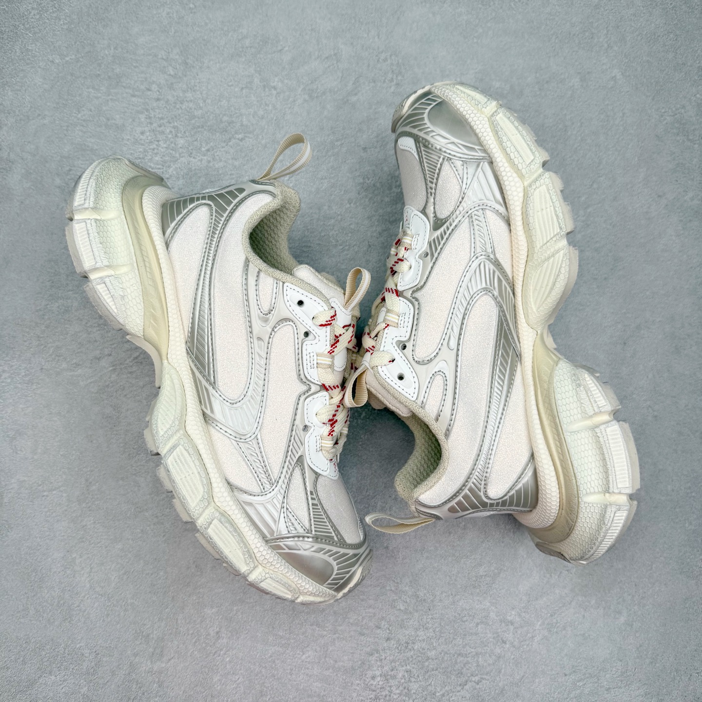 图片[3]-＃VG零售版 BALENCIAGA 3XL Sneakers 巴黎世家十代网布系带低帮走秀复古老爹鞋 全套原纸板楦头开发 最原汁原味的灵魂版型 全鞋荧光划线卡点 胶水把控整洁度追求极致完美 每一双都是工艺品 多重QC质检 超越公司货的品控标准 实实在在的免检产品 原盒原配 正确字体电绣 粗细、位置、大小正确 侧边TPU 透气孔匹配意产原版 正确分离大底 TPU软底 原版一致大底LOGO 立体感十足 原厂皮料水洗做旧 采购原厂网纱 不含皮革 网布材料和聚氨酯 磨损效果 鞋头边缘和后帮 Balenciaga 徽标 鞋面和后跟凸印尺码 鞋舌 3XL 橡胶品牌标识和反光细节 鞋帮拉袢和鞋舌拉祥 配反光细节 备用鞋带在鞋履前侧 可在穿着前取下 便于不同造型搭配 正常尺码 尺码：35 36 37 38 39 40 41 42 43 44 45 46-选品中心