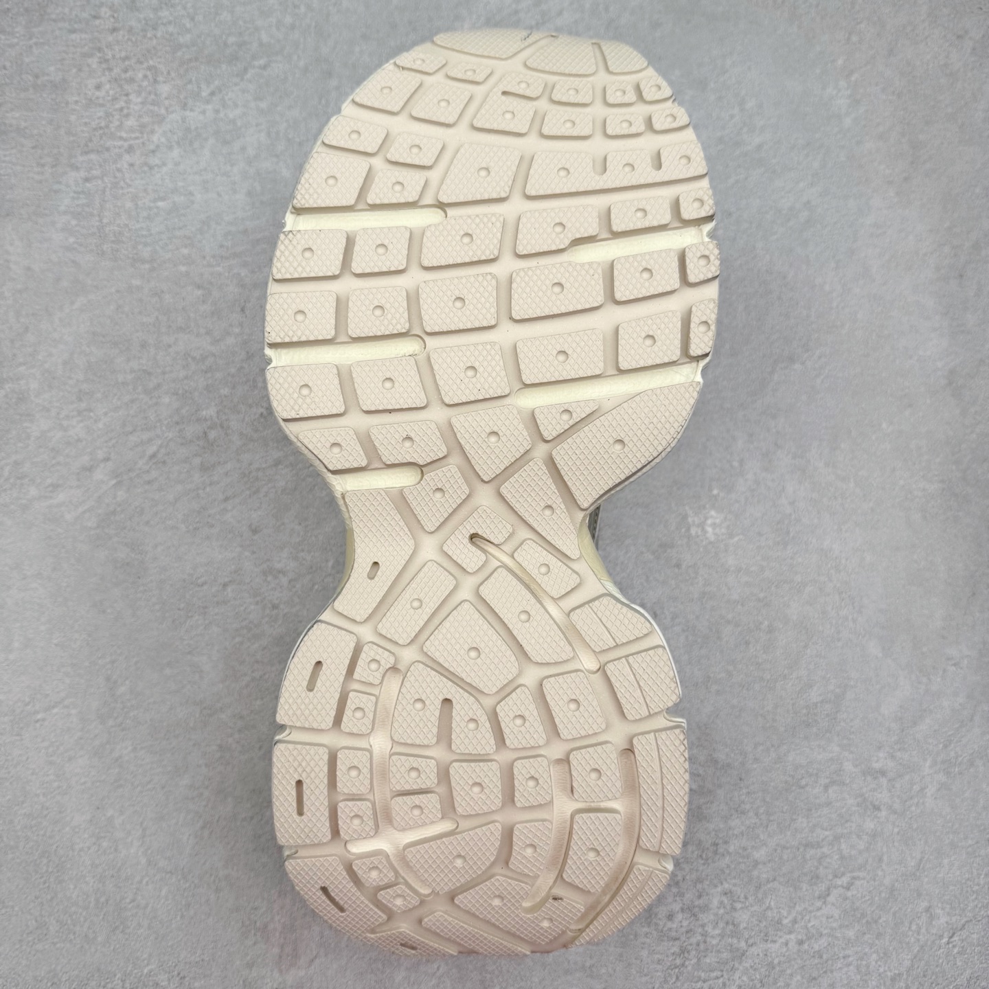 图片[9]-＃VG零售版 BALENCIAGA 3XL Sneakers 巴黎世家十代网布系带低帮走秀复古老爹鞋 全套原纸板楦头开发 最原汁原味的灵魂版型 全鞋荧光划线卡点 胶水把控整洁度追求极致完美 每一双都是工艺品 多重QC质检 超越公司货的品控标准 实实在在的免检产品 原盒原配 正确字体电绣 粗细、位置、大小正确 侧边TPU 透气孔匹配意产原版 正确分离大底 TPU软底 原版一致大底LOGO 立体感十足 原厂皮料水洗做旧 采购原厂网纱 不含皮革 网布材料和聚氨酯 磨损效果 鞋头边缘和后帮 Balenciaga 徽标 鞋面和后跟凸印尺码 鞋舌 3XL 橡胶品牌标识和反光细节 鞋帮拉袢和鞋舌拉祥 配反光细节 备用鞋带在鞋履前侧 可在穿着前取下 便于不同造型搭配 正常尺码 尺码：35 36 37 38 39 40 41 42 43 44 45 46-选品中心