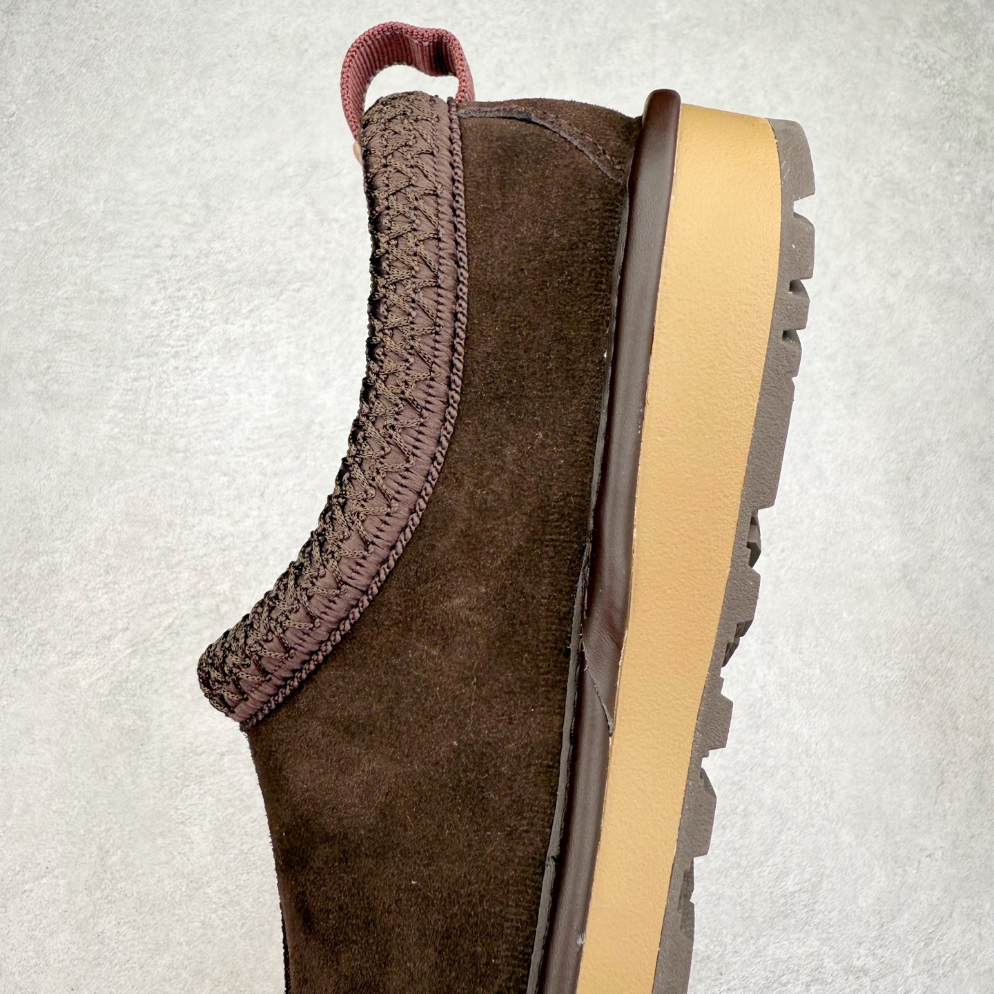 图片[7]-UGG 2790 经典秋冬羊皮毛一体雪地靴 隆丰A级澳洲进口羊皮毛一体 完全遵循ZP工艺流程 代工厂原厂版师 秉承无原鞋不开发选择 注重每一处细节 市面最正版型 TREADLITE\\\”轻翼\\\”科技外底 轻便/耐用/柔韧/桩型【售后郑重承诺】一个月内若出现重大脱胶/断底等质量问题 直接为您换新 翻毛皮鞋面 细腻亲肤再生聚酯纤维滚边 舒适易打理 保暖性佳 UGG plush™ 里衬和内底 茸软亲肤 舒适暖足 经典鞋型搭配轻盈厚底 稳稳拿捏秋冬出街时髦造型 Treadlite by UGG 轻翼大底 轻盈缓震 为双足减负 舒适轻便 助你轻松畅玩整天 尺码：35 36 37 38 39 40 41 42 43 44 45-选品中心