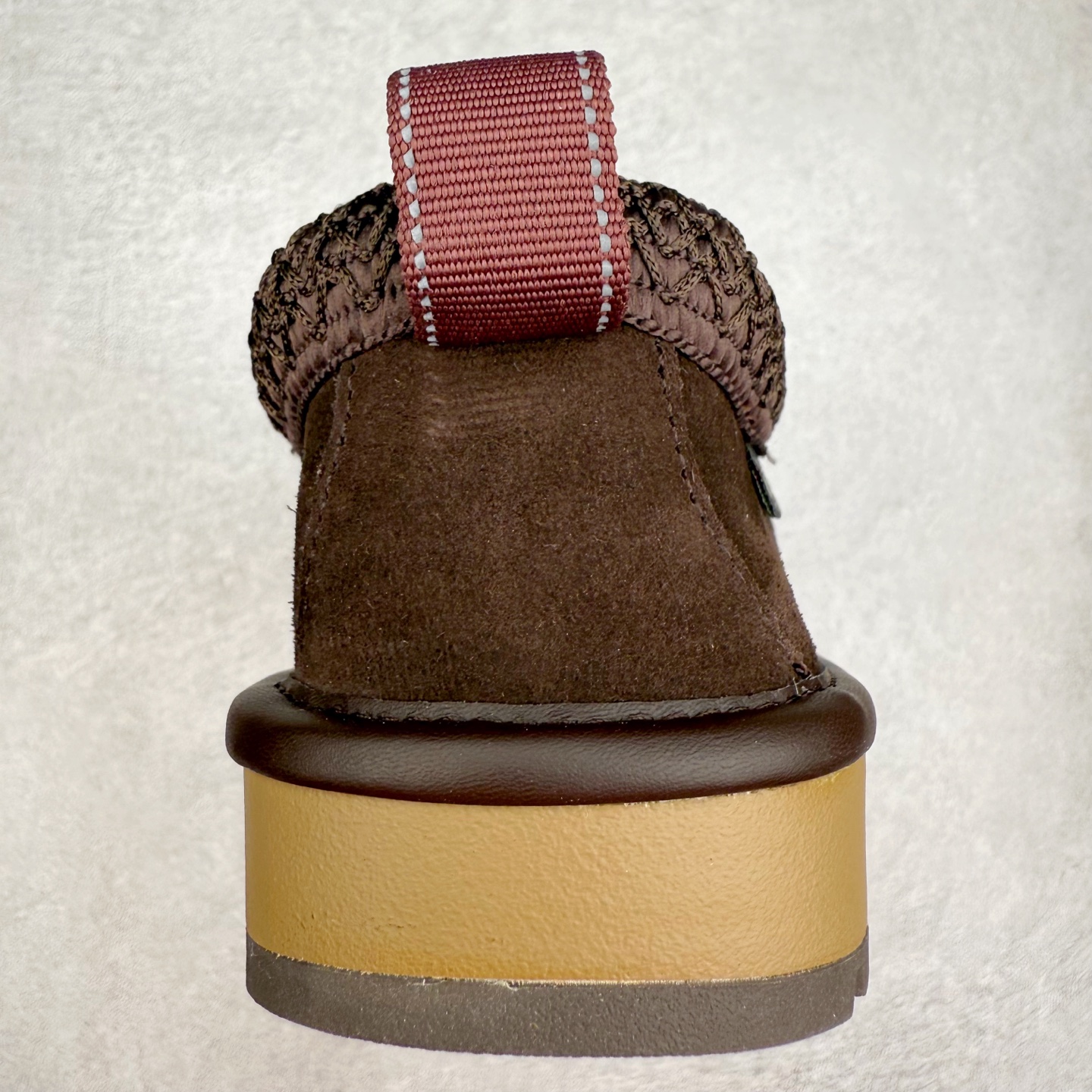 图片[8]-UGG 2790 经典秋冬羊皮毛一体雪地靴 隆丰A级澳洲进口羊皮毛一体 完全遵循ZP工艺流程 代工厂原厂版师 秉承无原鞋不开发选择 注重每一处细节 市面最正版型 TREADLITE\\\”轻翼\\\”科技外底 轻便/耐用/柔韧/桩型【售后郑重承诺】一个月内若出现重大脱胶/断底等质量问题 直接为您换新 翻毛皮鞋面 细腻亲肤再生聚酯纤维滚边 舒适易打理 保暖性佳 UGG plush™ 里衬和内底 茸软亲肤 舒适暖足 经典鞋型搭配轻盈厚底 稳稳拿捏秋冬出街时髦造型 Treadlite by UGG 轻翼大底 轻盈缓震 为双足减负 舒适轻便 助你轻松畅玩整天 尺码：35 36 37 38 39 40 41 42 43 44 45-选品中心