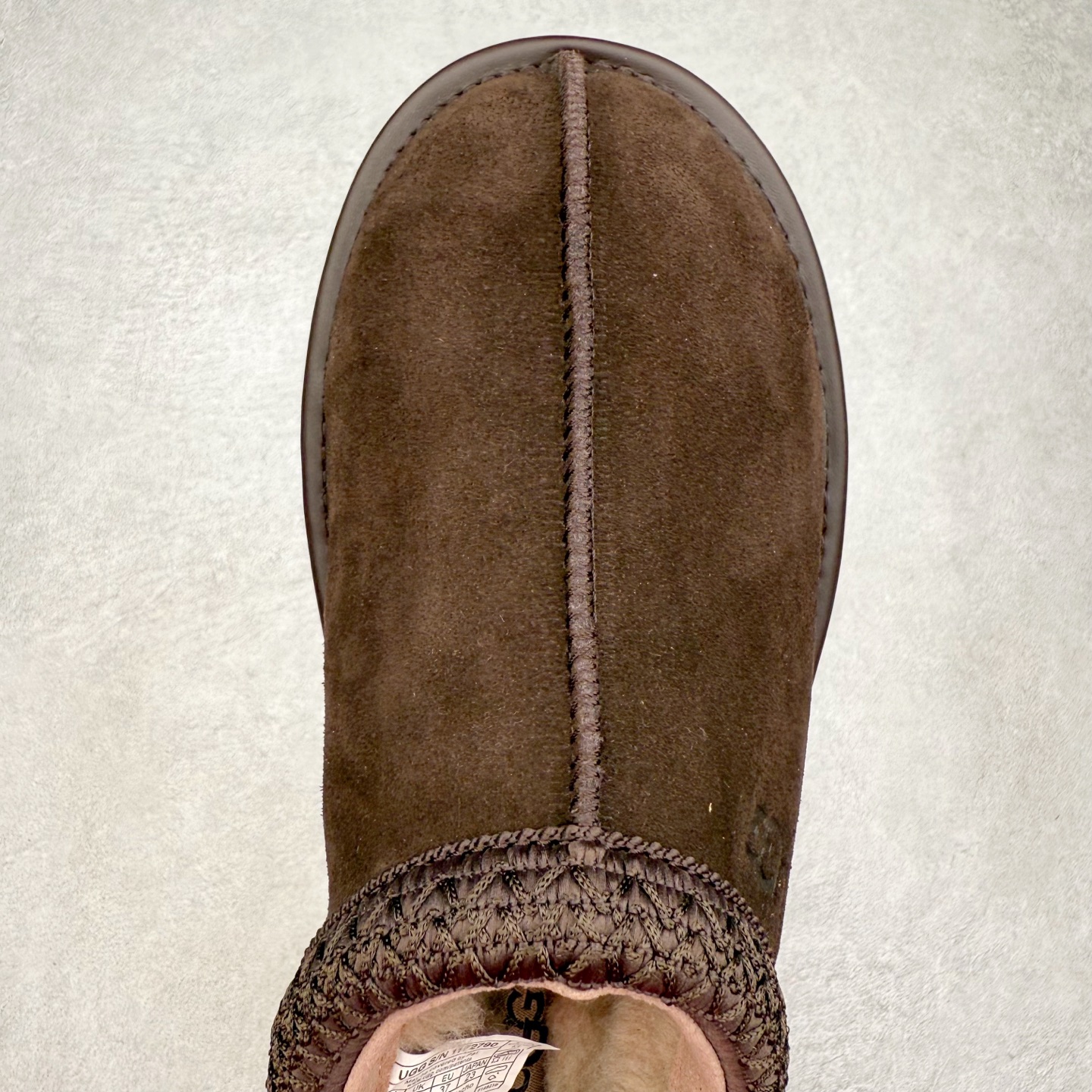 图片[4]-UGG 2790 经典秋冬羊皮毛一体雪地靴 隆丰A级澳洲进口羊皮毛一体 完全遵循ZP工艺流程 代工厂原厂版师 秉承无原鞋不开发选择 注重每一处细节 市面最正版型 TREADLITE\\\”轻翼\\\”科技外底 轻便/耐用/柔韧/桩型【售后郑重承诺】一个月内若出现重大脱胶/断底等质量问题 直接为您换新 翻毛皮鞋面 细腻亲肤再生聚酯纤维滚边 舒适易打理 保暖性佳 UGG plush™ 里衬和内底 茸软亲肤 舒适暖足 经典鞋型搭配轻盈厚底 稳稳拿捏秋冬出街时髦造型 Treadlite by UGG 轻翼大底 轻盈缓震 为双足减负 舒适轻便 助你轻松畅玩整天 尺码：35 36 37 38 39 40 41 42 43 44 45-选品中心