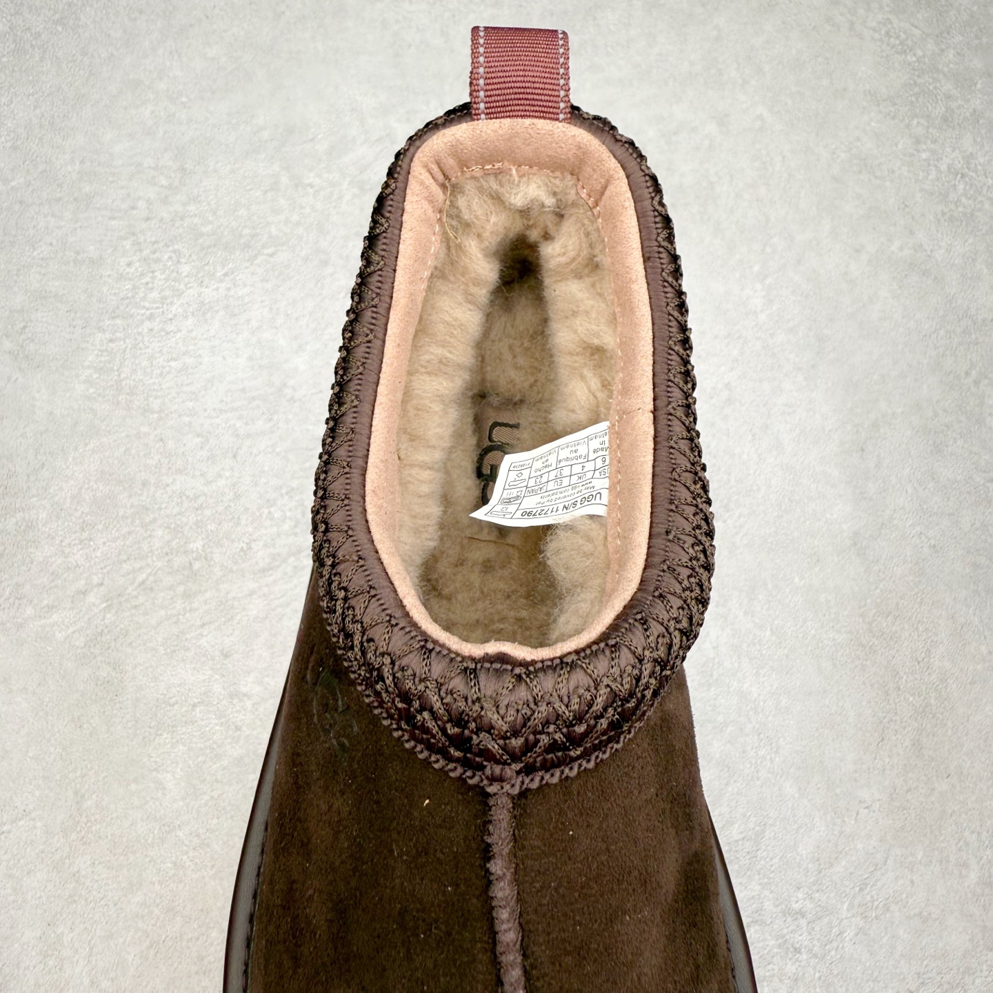 图片[5]-UGG 2790 经典秋冬羊皮毛一体雪地靴 隆丰A级澳洲进口羊皮毛一体 完全遵循ZP工艺流程 代工厂原厂版师 秉承无原鞋不开发选择 注重每一处细节 市面最正版型 TREADLITE\\\”轻翼\\\”科技外底 轻便/耐用/柔韧/桩型【售后郑重承诺】一个月内若出现重大脱胶/断底等质量问题 直接为您换新 翻毛皮鞋面 细腻亲肤再生聚酯纤维滚边 舒适易打理 保暖性佳 UGG plush™ 里衬和内底 茸软亲肤 舒适暖足 经典鞋型搭配轻盈厚底 稳稳拿捏秋冬出街时髦造型 Treadlite by UGG 轻翼大底 轻盈缓震 为双足减负 舒适轻便 助你轻松畅玩整天 尺码：35 36 37 38 39 40 41 42 43 44 45-选品中心