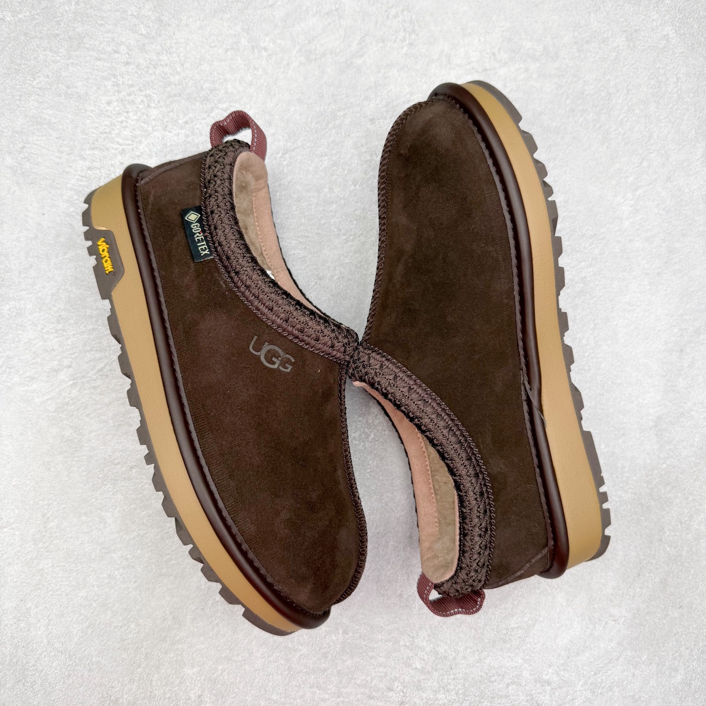 图片[3]-UGG 2790 经典秋冬羊皮毛一体雪地靴 隆丰A级澳洲进口羊皮毛一体 完全遵循ZP工艺流程 代工厂原厂版师 秉承无原鞋不开发选择 注重每一处细节 市面最正版型 TREADLITE\\\”轻翼\\\”科技外底 轻便/耐用/柔韧/桩型【售后郑重承诺】一个月内若出现重大脱胶/断底等质量问题 直接为您换新 翻毛皮鞋面 细腻亲肤再生聚酯纤维滚边 舒适易打理 保暖性佳 UGG plush™ 里衬和内底 茸软亲肤 舒适暖足 经典鞋型搭配轻盈厚底 稳稳拿捏秋冬出街时髦造型 Treadlite by UGG 轻翼大底 轻盈缓震 为双足减负 舒适轻便 助你轻松畅玩整天 尺码：35 36 37 38 39 40 41 42 43 44 45-选品中心