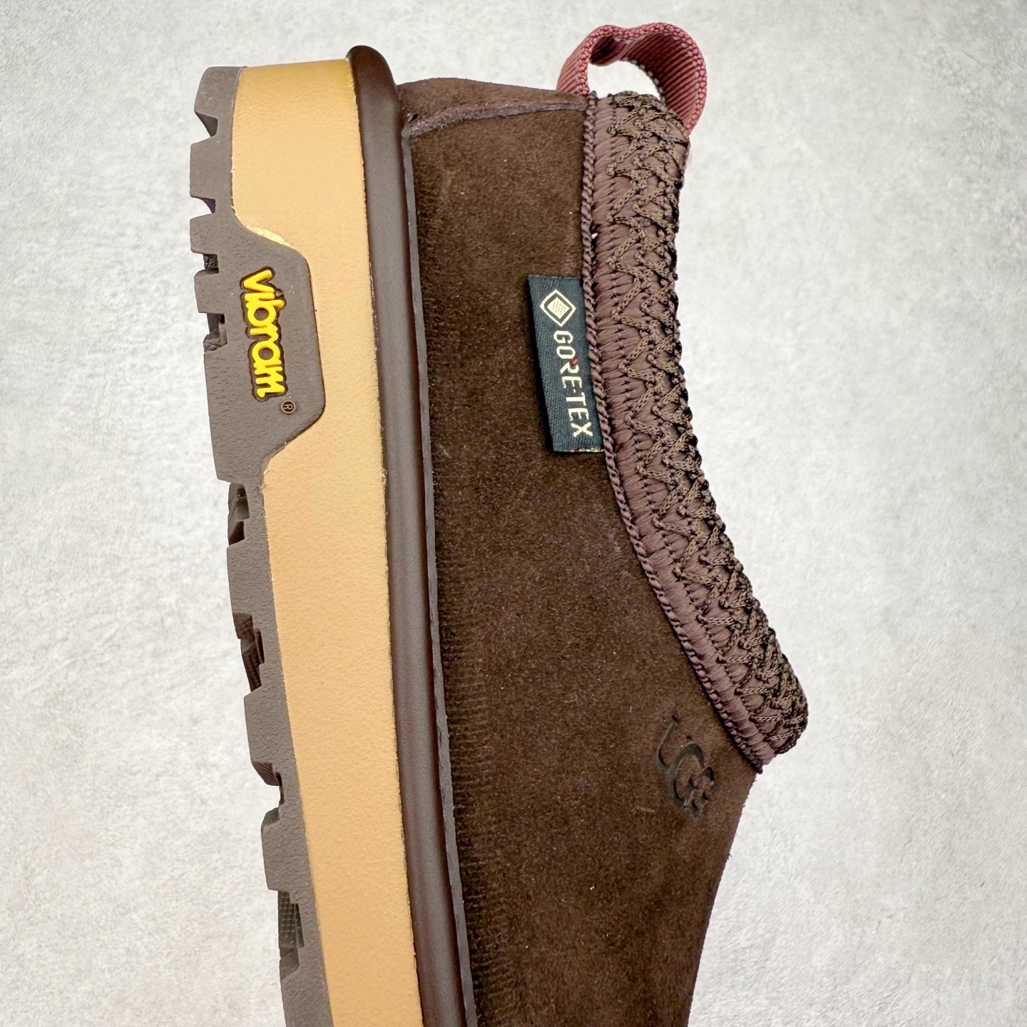 图片[6]-UGG 2790 经典秋冬羊皮毛一体雪地靴 隆丰A级澳洲进口羊皮毛一体 完全遵循ZP工艺流程 代工厂原厂版师 秉承无原鞋不开发选择 注重每一处细节 市面最正版型 TREADLITE\\\”轻翼\\\”科技外底 轻便/耐用/柔韧/桩型【售后郑重承诺】一个月内若出现重大脱胶/断底等质量问题 直接为您换新 翻毛皮鞋面 细腻亲肤再生聚酯纤维滚边 舒适易打理 保暖性佳 UGG plush™ 里衬和内底 茸软亲肤 舒适暖足 经典鞋型搭配轻盈厚底 稳稳拿捏秋冬出街时髦造型 Treadlite by UGG 轻翼大底 轻盈缓震 为双足减负 舒适轻便 助你轻松畅玩整天 尺码：35 36 37 38 39 40 41 42 43 44 45-选品中心