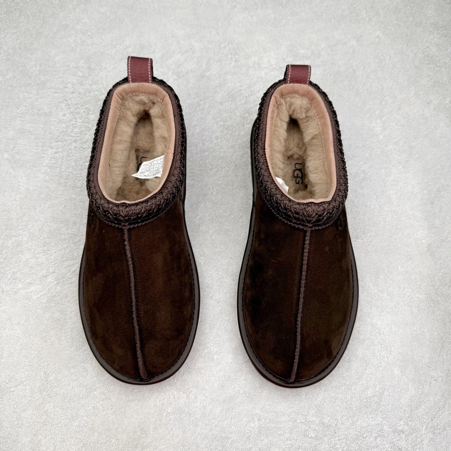 图片[2]-UGG 2790 经典秋冬羊皮毛一体雪地靴 隆丰A级澳洲进口羊皮毛一体 完全遵循ZP工艺流程 代工厂原厂版师 秉承无原鞋不开发选择 注重每一处细节 市面最正版型 TREADLITE\\\”轻翼\\\”科技外底 轻便/耐用/柔韧/桩型【售后郑重承诺】一个月内若出现重大脱胶/断底等质量问题 直接为您换新 翻毛皮鞋面 细腻亲肤再生聚酯纤维滚边 舒适易打理 保暖性佳 UGG plush™ 里衬和内底 茸软亲肤 舒适暖足 经典鞋型搭配轻盈厚底 稳稳拿捏秋冬出街时髦造型 Treadlite by UGG 轻翼大底 轻盈缓震 为双足减负 舒适轻便 助你轻松畅玩整天 尺码：35 36 37 38 39 40 41 42 43 44 45-选品中心