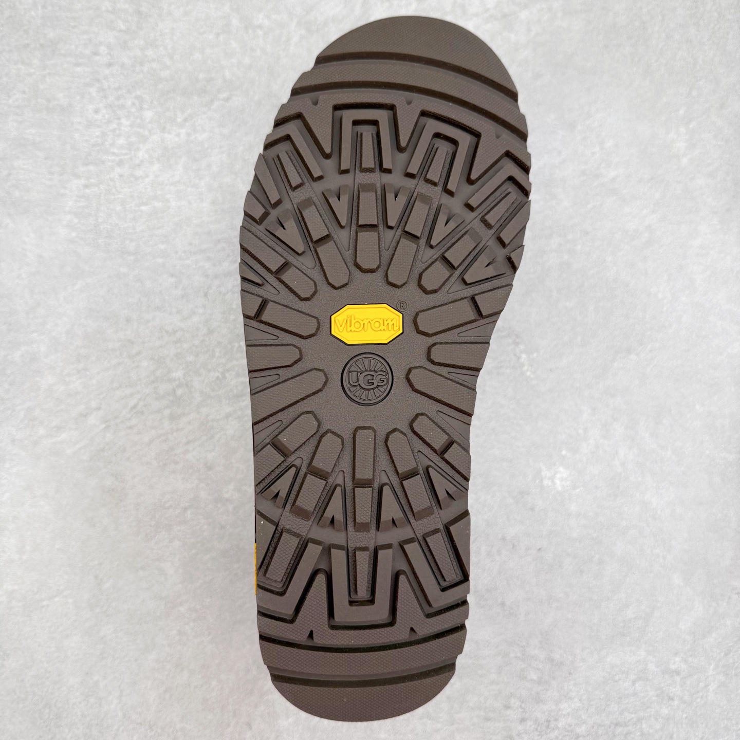 图片[9]-UGG 2790 经典秋冬羊皮毛一体雪地靴 隆丰A级澳洲进口羊皮毛一体 完全遵循ZP工艺流程 代工厂原厂版师 秉承无原鞋不开发选择 注重每一处细节 市面最正版型 TREADLITE\\\”轻翼\\\”科技外底 轻便/耐用/柔韧/桩型【售后郑重承诺】一个月内若出现重大脱胶/断底等质量问题 直接为您换新 翻毛皮鞋面 细腻亲肤再生聚酯纤维滚边 舒适易打理 保暖性佳 UGG plush™ 里衬和内底 茸软亲肤 舒适暖足 经典鞋型搭配轻盈厚底 稳稳拿捏秋冬出街时髦造型 Treadlite by UGG 轻翼大底 轻盈缓震 为双足减负 舒适轻便 助你轻松畅玩整天 尺码：35 36 37 38 39 40 41 42 43 44 45-选品中心