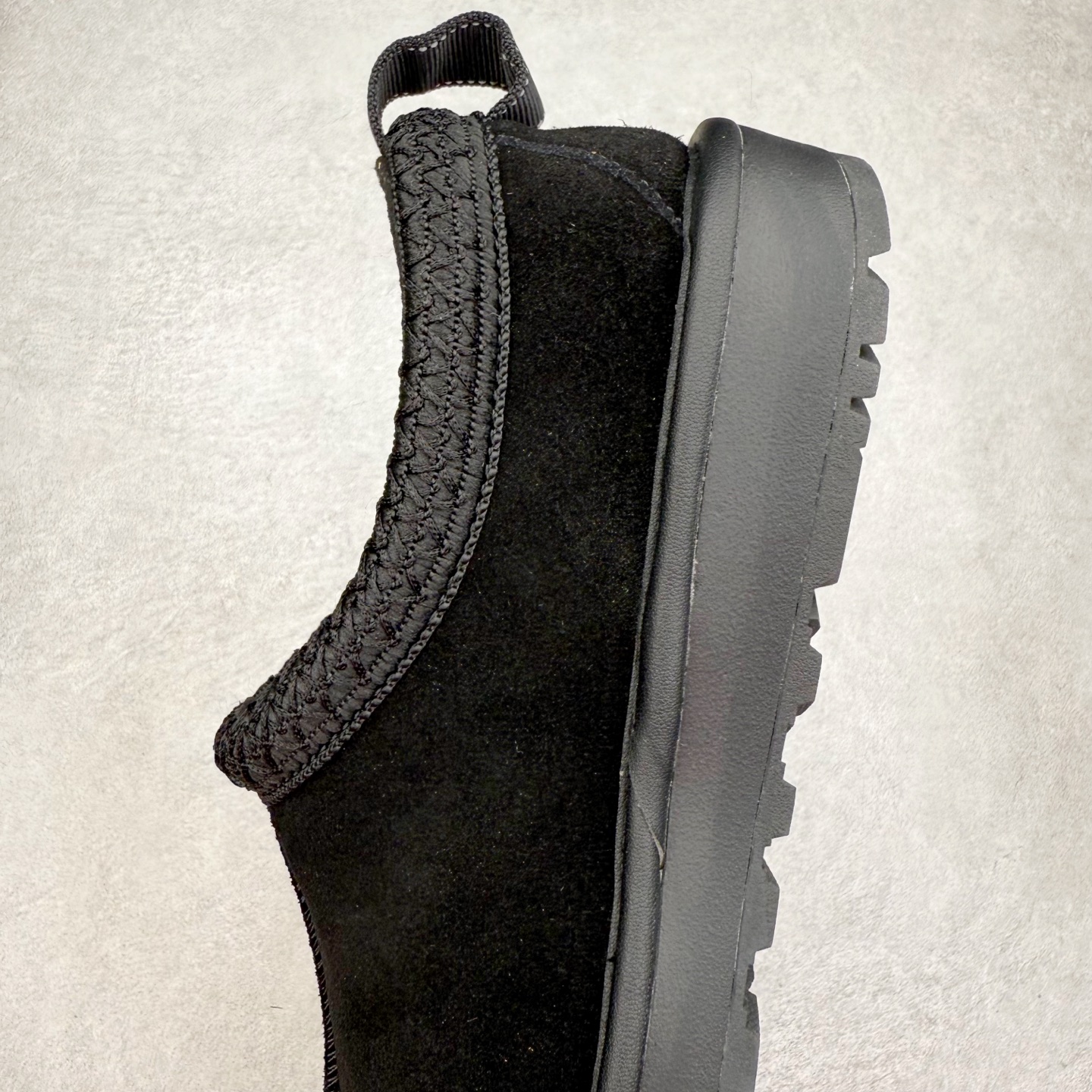 图片[7]-UGG 2790 经典秋冬羊皮毛一体雪地靴 隆丰A级澳洲进口羊皮毛一体 完全遵循ZP工艺流程 代工厂原厂版师 秉承无原鞋不开发选择 注重每一处细节 市面最正版型 TREADLITE\\\”轻翼\\\”科技外底 轻便/耐用/柔韧/桩型【售后郑重承诺】一个月内若出现重大脱胶/断底等质量问题 直接为您换新 翻毛皮鞋面 细腻亲肤再生聚酯纤维滚边 舒适易打理 保暖性佳 UGG plush™ 里衬和内底 茸软亲肤 舒适暖足 经典鞋型搭配轻盈厚底 稳稳拿捏秋冬出街时髦造型 Treadlite by UGG 轻翼大底 轻盈缓震 为双足减负 舒适轻便 助你轻松畅玩整天 尺码：35 36 37 38 39 40 41 42 43 44 45-选品中心