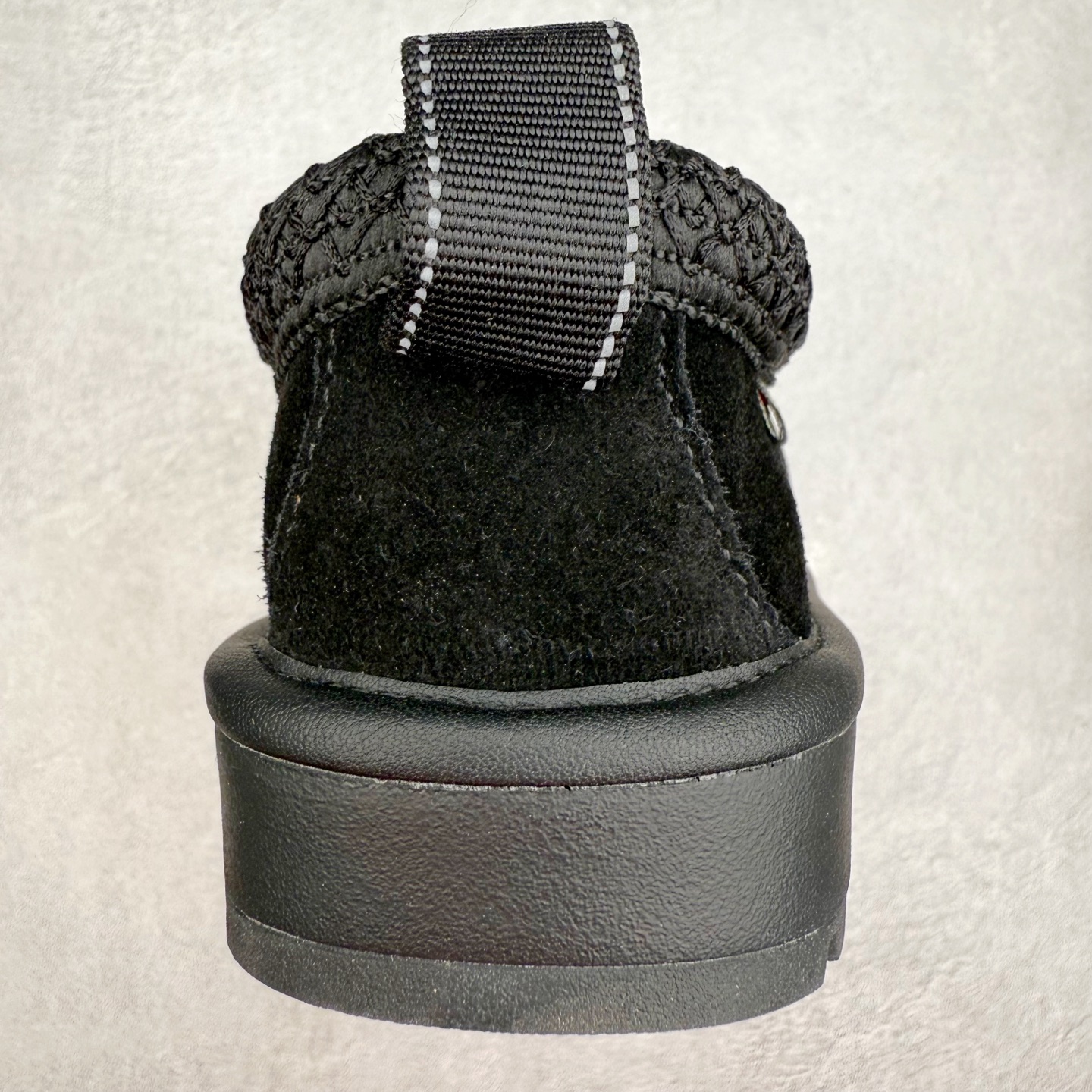 图片[8]-UGG 2790 经典秋冬羊皮毛一体雪地靴 隆丰A级澳洲进口羊皮毛一体 完全遵循ZP工艺流程 代工厂原厂版师 秉承无原鞋不开发选择 注重每一处细节 市面最正版型 TREADLITE\\\”轻翼\\\”科技外底 轻便/耐用/柔韧/桩型【售后郑重承诺】一个月内若出现重大脱胶/断底等质量问题 直接为您换新 翻毛皮鞋面 细腻亲肤再生聚酯纤维滚边 舒适易打理 保暖性佳 UGG plush™ 里衬和内底 茸软亲肤 舒适暖足 经典鞋型搭配轻盈厚底 稳稳拿捏秋冬出街时髦造型 Treadlite by UGG 轻翼大底 轻盈缓震 为双足减负 舒适轻便 助你轻松畅玩整天 尺码：35 36 37 38 39 40 41 42 43 44 45-选品中心