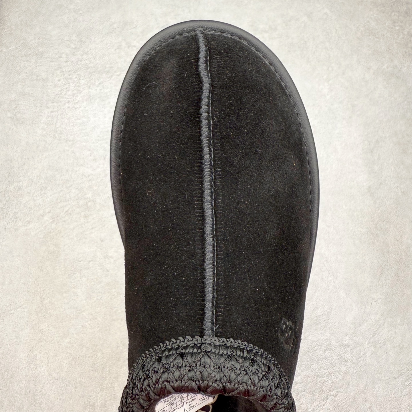 图片[4]-UGG 2790 经典秋冬羊皮毛一体雪地靴 隆丰A级澳洲进口羊皮毛一体 完全遵循ZP工艺流程 代工厂原厂版师 秉承无原鞋不开发选择 注重每一处细节 市面最正版型 TREADLITE\\\”轻翼\\\”科技外底 轻便/耐用/柔韧/桩型【售后郑重承诺】一个月内若出现重大脱胶/断底等质量问题 直接为您换新 翻毛皮鞋面 细腻亲肤再生聚酯纤维滚边 舒适易打理 保暖性佳 UGG plush™ 里衬和内底 茸软亲肤 舒适暖足 经典鞋型搭配轻盈厚底 稳稳拿捏秋冬出街时髦造型 Treadlite by UGG 轻翼大底 轻盈缓震 为双足减负 舒适轻便 助你轻松畅玩整天 尺码：35 36 37 38 39 40 41 42 43 44 45-选品中心