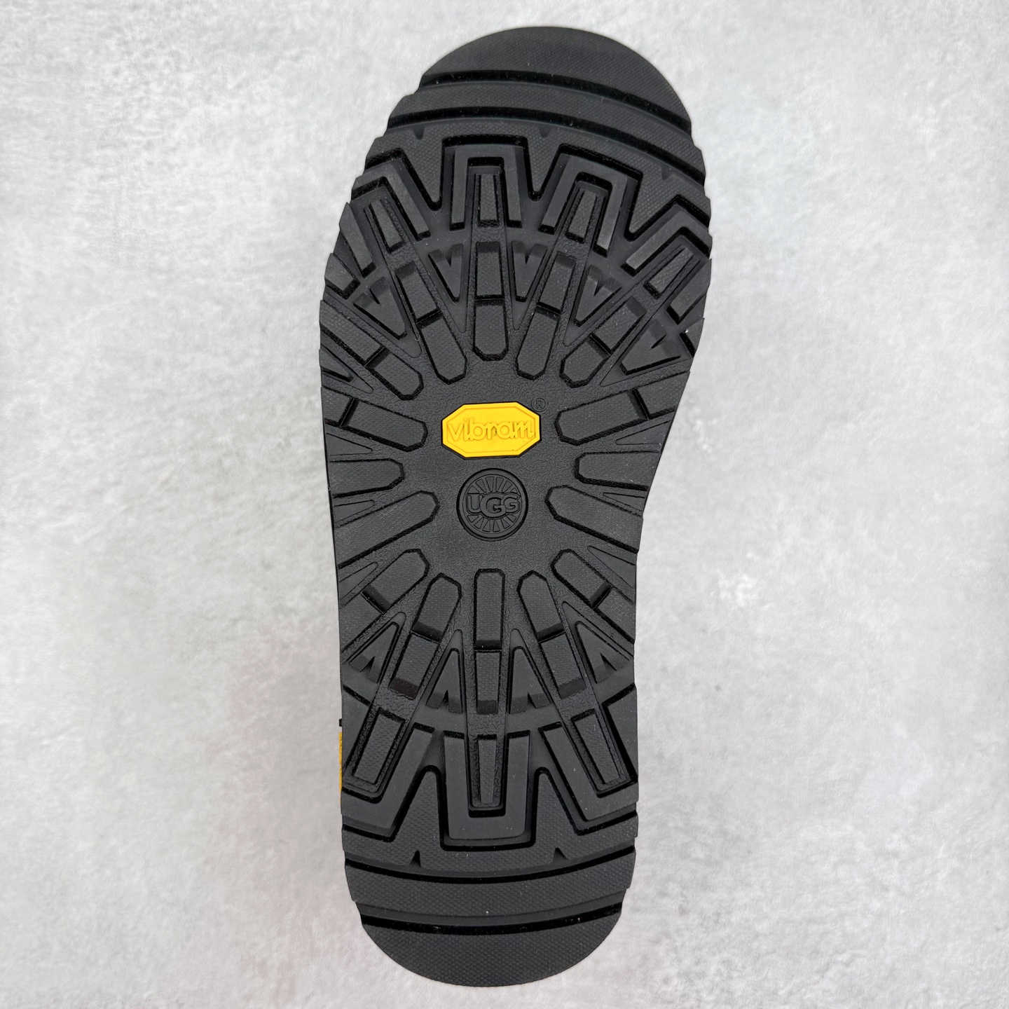 图片[9]-UGG 2790 经典秋冬羊皮毛一体雪地靴 隆丰A级澳洲进口羊皮毛一体 完全遵循ZP工艺流程 代工厂原厂版师 秉承无原鞋不开发选择 注重每一处细节 市面最正版型 TREADLITE\\\”轻翼\\\”科技外底 轻便/耐用/柔韧/桩型【售后郑重承诺】一个月内若出现重大脱胶/断底等质量问题 直接为您换新 翻毛皮鞋面 细腻亲肤再生聚酯纤维滚边 舒适易打理 保暖性佳 UGG plush™ 里衬和内底 茸软亲肤 舒适暖足 经典鞋型搭配轻盈厚底 稳稳拿捏秋冬出街时髦造型 Treadlite by UGG 轻翼大底 轻盈缓震 为双足减负 舒适轻便 助你轻松畅玩整天 尺码：35 36 37 38 39 40 41 42 43 44 45-选品中心