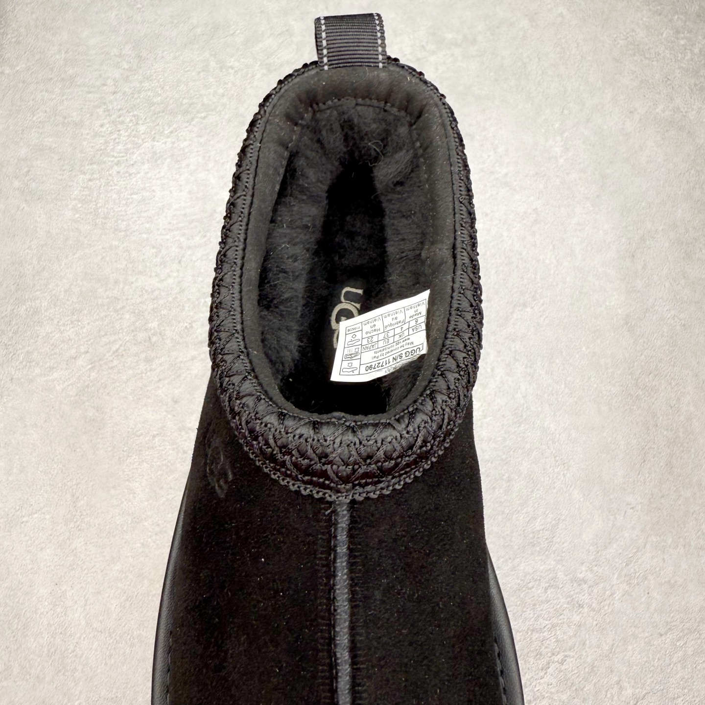 图片[5]-UGG 2790 经典秋冬羊皮毛一体雪地靴 隆丰A级澳洲进口羊皮毛一体 完全遵循ZP工艺流程 代工厂原厂版师 秉承无原鞋不开发选择 注重每一处细节 市面最正版型 TREADLITE\\\”轻翼\\\”科技外底 轻便/耐用/柔韧/桩型【售后郑重承诺】一个月内若出现重大脱胶/断底等质量问题 直接为您换新 翻毛皮鞋面 细腻亲肤再生聚酯纤维滚边 舒适易打理 保暖性佳 UGG plush™ 里衬和内底 茸软亲肤 舒适暖足 经典鞋型搭配轻盈厚底 稳稳拿捏秋冬出街时髦造型 Treadlite by UGG 轻翼大底 轻盈缓震 为双足减负 舒适轻便 助你轻松畅玩整天 尺码：35 36 37 38 39 40 41 42 43 44 45-选品中心