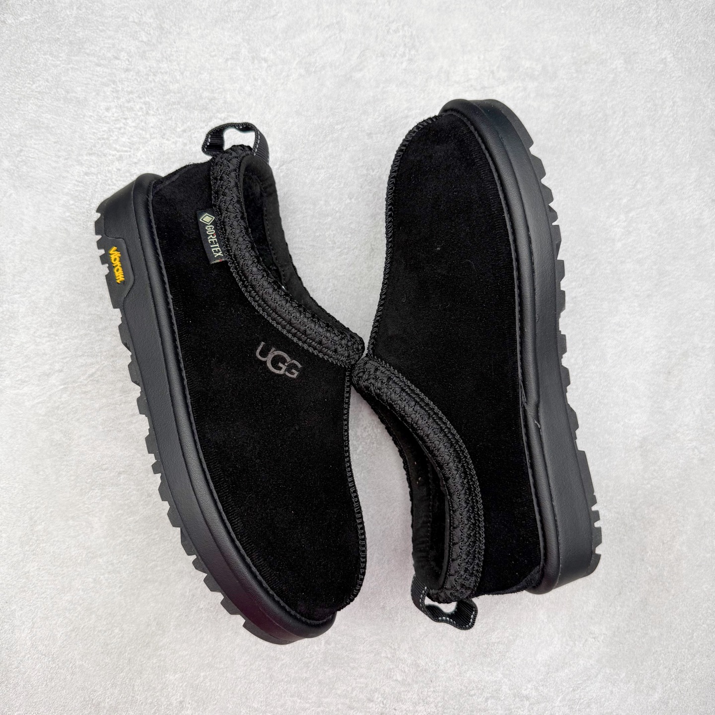 图片[3]-UGG 2790 经典秋冬羊皮毛一体雪地靴 隆丰A级澳洲进口羊皮毛一体 完全遵循ZP工艺流程 代工厂原厂版师 秉承无原鞋不开发选择 注重每一处细节 市面最正版型 TREADLITE\\\”轻翼\\\”科技外底 轻便/耐用/柔韧/桩型【售后郑重承诺】一个月内若出现重大脱胶/断底等质量问题 直接为您换新 翻毛皮鞋面 细腻亲肤再生聚酯纤维滚边 舒适易打理 保暖性佳 UGG plush™ 里衬和内底 茸软亲肤 舒适暖足 经典鞋型搭配轻盈厚底 稳稳拿捏秋冬出街时髦造型 Treadlite by UGG 轻翼大底 轻盈缓震 为双足减负 舒适轻便 助你轻松畅玩整天 尺码：35 36 37 38 39 40 41 42 43 44 45-选品中心