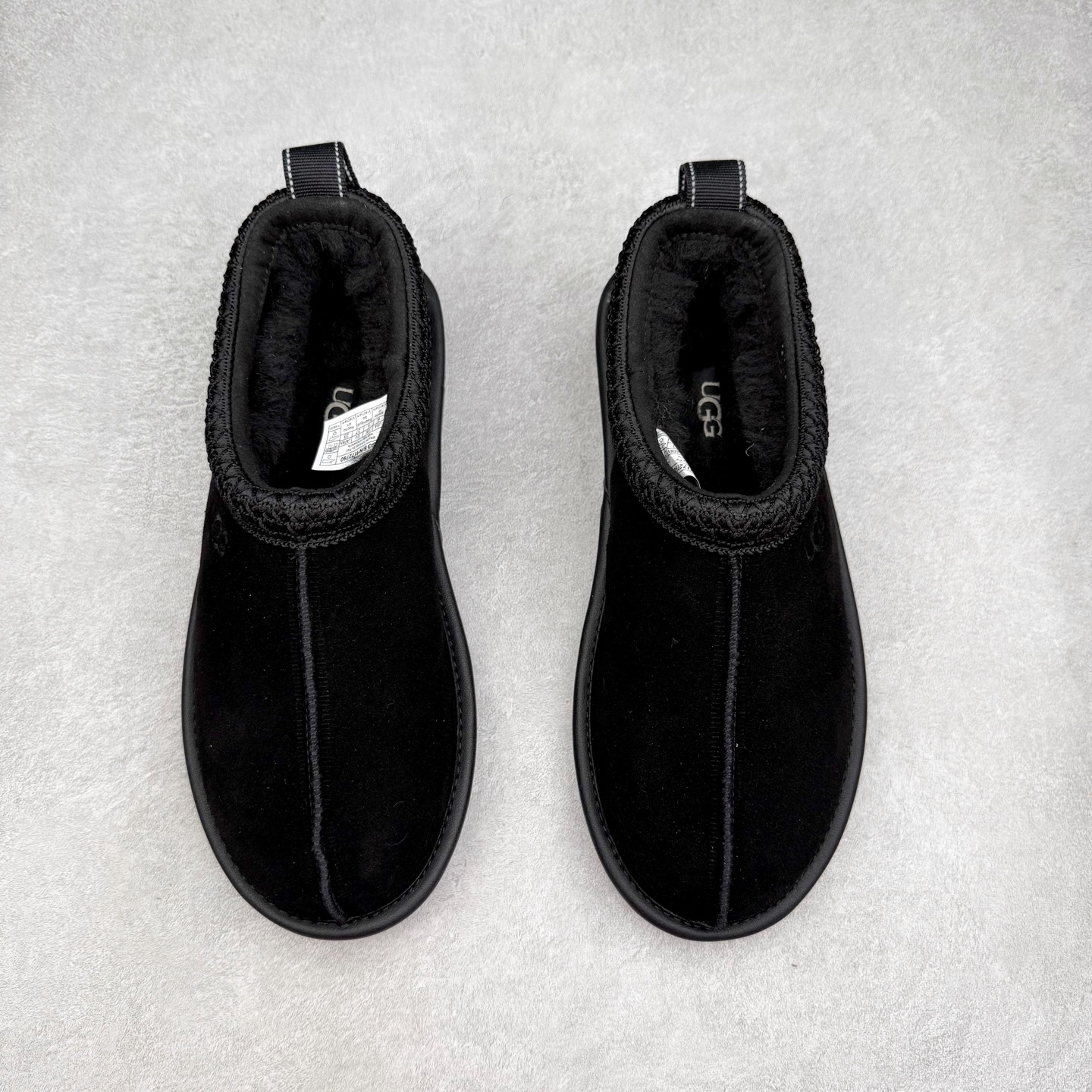 图片[2]-UGG 2790 经典秋冬羊皮毛一体雪地靴 隆丰A级澳洲进口羊皮毛一体 完全遵循ZP工艺流程 代工厂原厂版师 秉承无原鞋不开发选择 注重每一处细节 市面最正版型 TREADLITE\\\”轻翼\\\”科技外底 轻便/耐用/柔韧/桩型【售后郑重承诺】一个月内若出现重大脱胶/断底等质量问题 直接为您换新 翻毛皮鞋面 细腻亲肤再生聚酯纤维滚边 舒适易打理 保暖性佳 UGG plush™ 里衬和内底 茸软亲肤 舒适暖足 经典鞋型搭配轻盈厚底 稳稳拿捏秋冬出街时髦造型 Treadlite by UGG 轻翼大底 轻盈缓震 为双足减负 舒适轻便 助你轻松畅玩整天 尺码：35 36 37 38 39 40 41 42 43 44 45-选品中心