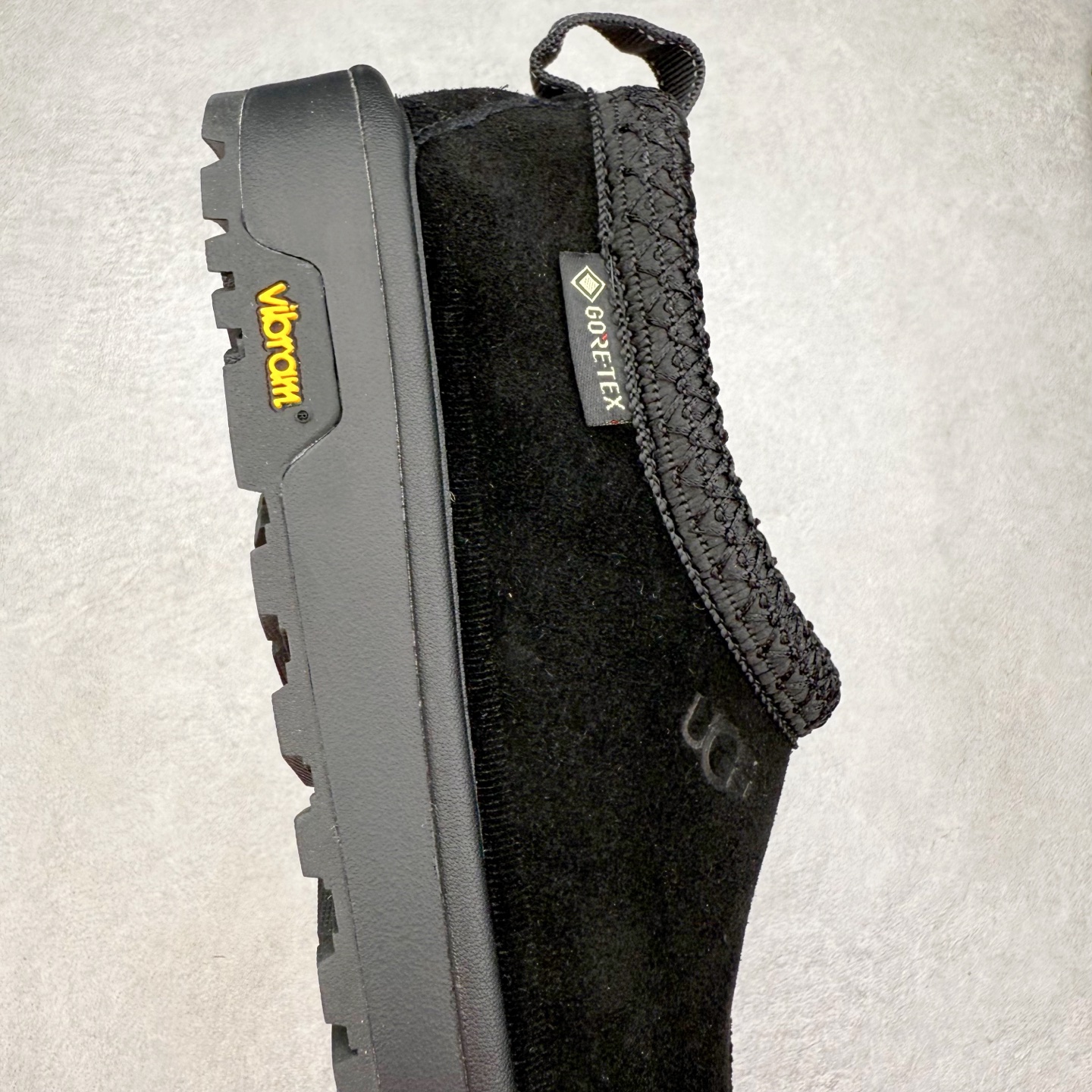 图片[6]-UGG 2790 经典秋冬羊皮毛一体雪地靴 隆丰A级澳洲进口羊皮毛一体 完全遵循ZP工艺流程 代工厂原厂版师 秉承无原鞋不开发选择 注重每一处细节 市面最正版型 TREADLITE\\\”轻翼\\\”科技外底 轻便/耐用/柔韧/桩型【售后郑重承诺】一个月内若出现重大脱胶/断底等质量问题 直接为您换新 翻毛皮鞋面 细腻亲肤再生聚酯纤维滚边 舒适易打理 保暖性佳 UGG plush™ 里衬和内底 茸软亲肤 舒适暖足 经典鞋型搭配轻盈厚底 稳稳拿捏秋冬出街时髦造型 Treadlite by UGG 轻翼大底 轻盈缓震 为双足减负 舒适轻便 助你轻松畅玩整天 尺码：35 36 37 38 39 40 41 42 43 44 45-选品中心