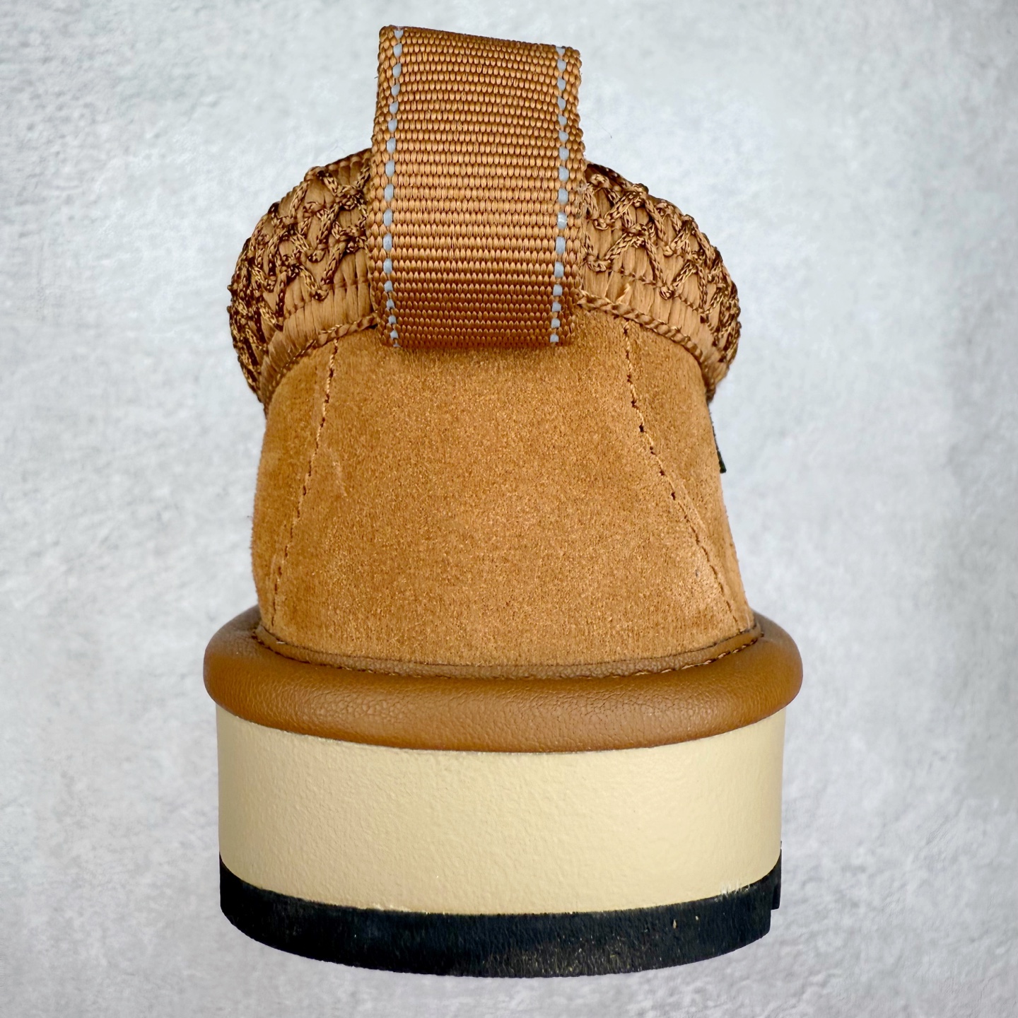 图片[8]-UGG 2790 经典秋冬羊皮毛一体雪地靴 隆丰A级澳洲进口羊皮毛一体 完全遵循ZP工艺流程 代工厂原厂版师 秉承无原鞋不开发选择 注重每一处细节 市面最正版型 TREADLITE\\\”轻翼\\\”科技外底 轻便/耐用/柔韧/桩型【售后郑重承诺】一个月内若出现重大脱胶/断底等质量问题 直接为您换新 翻毛皮鞋面 细腻亲肤再生聚酯纤维滚边 舒适易打理 保暖性佳 UGG plush™ 里衬和内底 茸软亲肤 舒适暖足 经典鞋型搭配轻盈厚底 稳稳拿捏秋冬出街时髦造型 Treadlite by UGG 轻翼大底 轻盈缓震 为双足减负 舒适轻便 助你轻松畅玩整天 尺码：35 36 37 38 39 40 41 42 43 44 45-选品中心