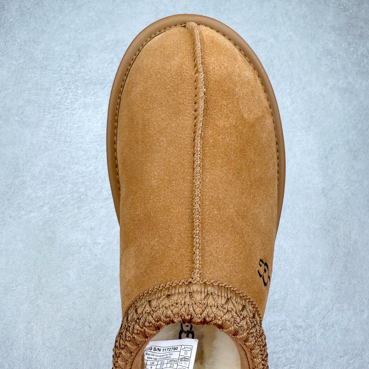 图片[4]-UGG 2790 经典秋冬羊皮毛一体雪地靴 隆丰A级澳洲进口羊皮毛一体 完全遵循ZP工艺流程 代工厂原厂版师 秉承无原鞋不开发选择 注重每一处细节 市面最正版型 TREADLITE\\\”轻翼\\\”科技外底 轻便/耐用/柔韧/桩型【售后郑重承诺】一个月内若出现重大脱胶/断底等质量问题 直接为您换新 翻毛皮鞋面 细腻亲肤再生聚酯纤维滚边 舒适易打理 保暖性佳 UGG plush™ 里衬和内底 茸软亲肤 舒适暖足 经典鞋型搭配轻盈厚底 稳稳拿捏秋冬出街时髦造型 Treadlite by UGG 轻翼大底 轻盈缓震 为双足减负 舒适轻便 助你轻松畅玩整天 尺码：35 36 37 38 39 40 41 42 43 44 45-选品中心