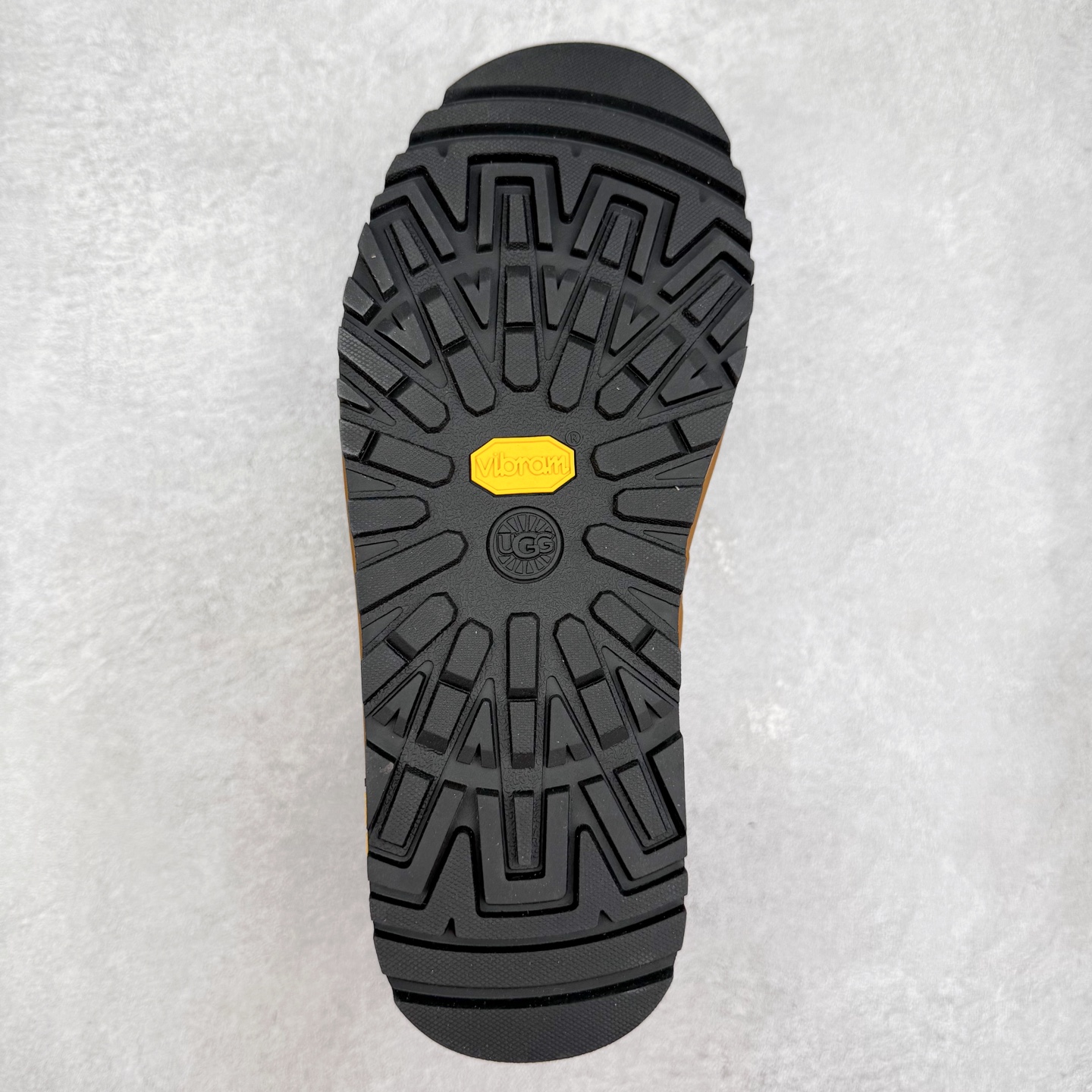 图片[9]-UGG 2790 经典秋冬羊皮毛一体雪地靴 隆丰A级澳洲进口羊皮毛一体 完全遵循ZP工艺流程 代工厂原厂版师 秉承无原鞋不开发选择 注重每一处细节 市面最正版型 TREADLITE\\\”轻翼\\\”科技外底 轻便/耐用/柔韧/桩型【售后郑重承诺】一个月内若出现重大脱胶/断底等质量问题 直接为您换新 翻毛皮鞋面 细腻亲肤再生聚酯纤维滚边 舒适易打理 保暖性佳 UGG plush™ 里衬和内底 茸软亲肤 舒适暖足 经典鞋型搭配轻盈厚底 稳稳拿捏秋冬出街时髦造型 Treadlite by UGG 轻翼大底 轻盈缓震 为双足减负 舒适轻便 助你轻松畅玩整天 尺码：35 36 37 38 39 40 41 42 43 44 45-选品中心