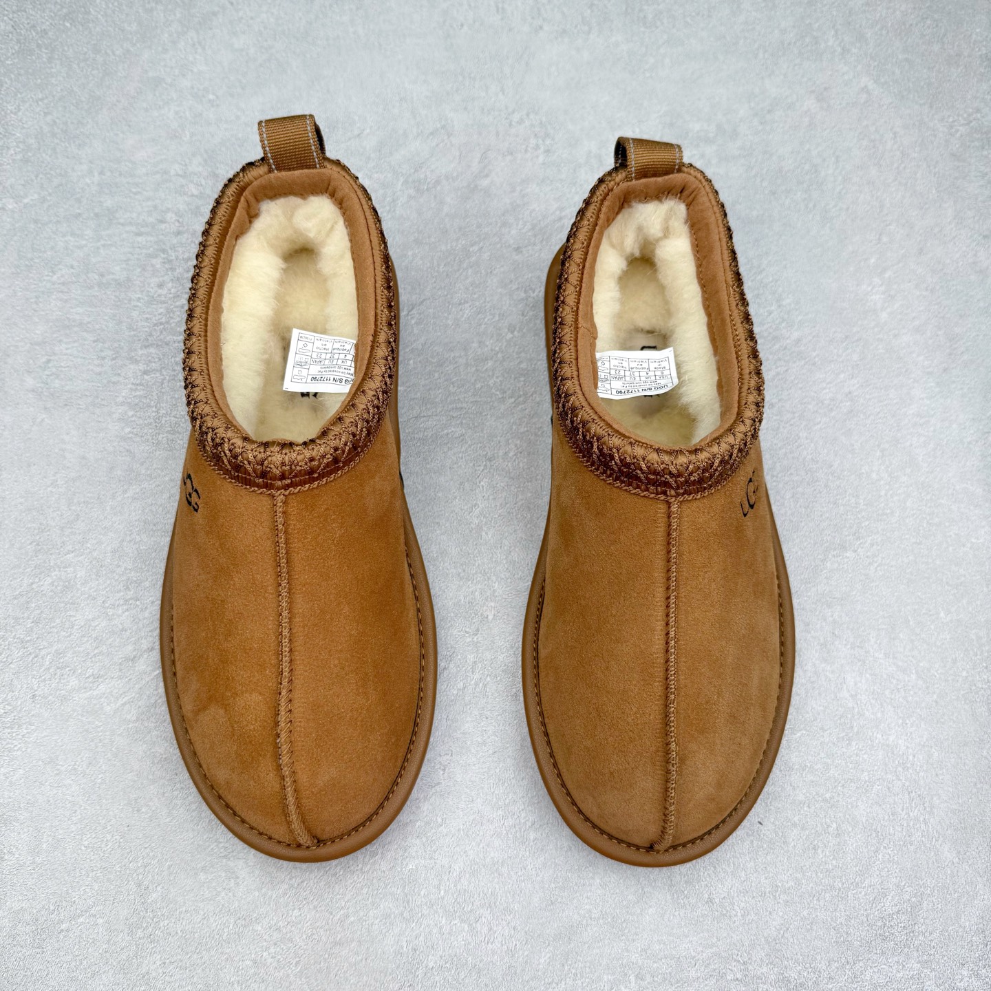 图片[2]-UGG 2790 经典秋冬羊皮毛一体雪地靴 隆丰A级澳洲进口羊皮毛一体 完全遵循ZP工艺流程 代工厂原厂版师 秉承无原鞋不开发选择 注重每一处细节 市面最正版型 TREADLITE\\\”轻翼\\\”科技外底 轻便/耐用/柔韧/桩型【售后郑重承诺】一个月内若出现重大脱胶/断底等质量问题 直接为您换新 翻毛皮鞋面 细腻亲肤再生聚酯纤维滚边 舒适易打理 保暖性佳 UGG plush™ 里衬和内底 茸软亲肤 舒适暖足 经典鞋型搭配轻盈厚底 稳稳拿捏秋冬出街时髦造型 Treadlite by UGG 轻翼大底 轻盈缓震 为双足减负 舒适轻便 助你轻松畅玩整天 尺码：35 36 37 38 39 40 41 42 43 44 45-选品中心