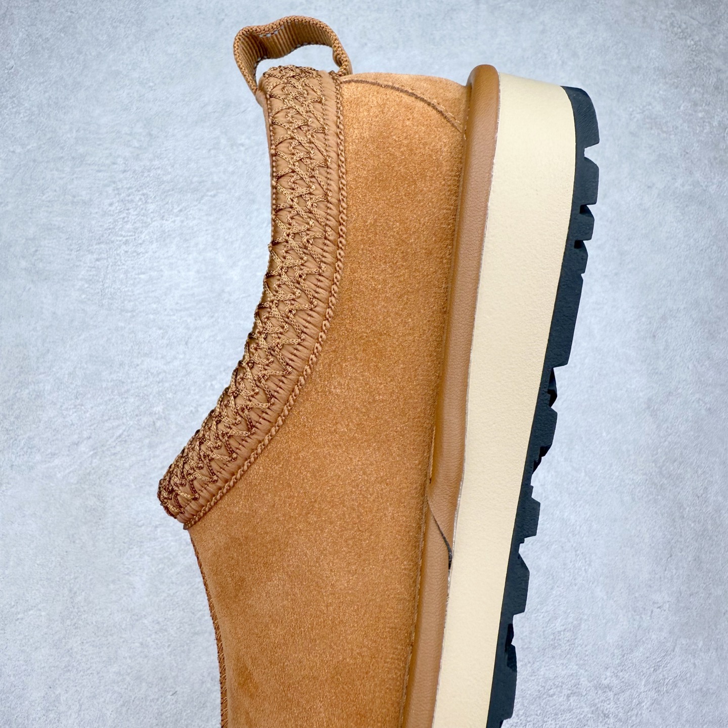 图片[7]-UGG 2790 经典秋冬羊皮毛一体雪地靴 隆丰A级澳洲进口羊皮毛一体 完全遵循ZP工艺流程 代工厂原厂版师 秉承无原鞋不开发选择 注重每一处细节 市面最正版型 TREADLITE\\\”轻翼\\\”科技外底 轻便/耐用/柔韧/桩型【售后郑重承诺】一个月内若出现重大脱胶/断底等质量问题 直接为您换新 翻毛皮鞋面 细腻亲肤再生聚酯纤维滚边 舒适易打理 保暖性佳 UGG plush™ 里衬和内底 茸软亲肤 舒适暖足 经典鞋型搭配轻盈厚底 稳稳拿捏秋冬出街时髦造型 Treadlite by UGG 轻翼大底 轻盈缓震 为双足减负 舒适轻便 助你轻松畅玩整天 尺码：35 36 37 38 39 40 41 42 43 44 45-选品中心