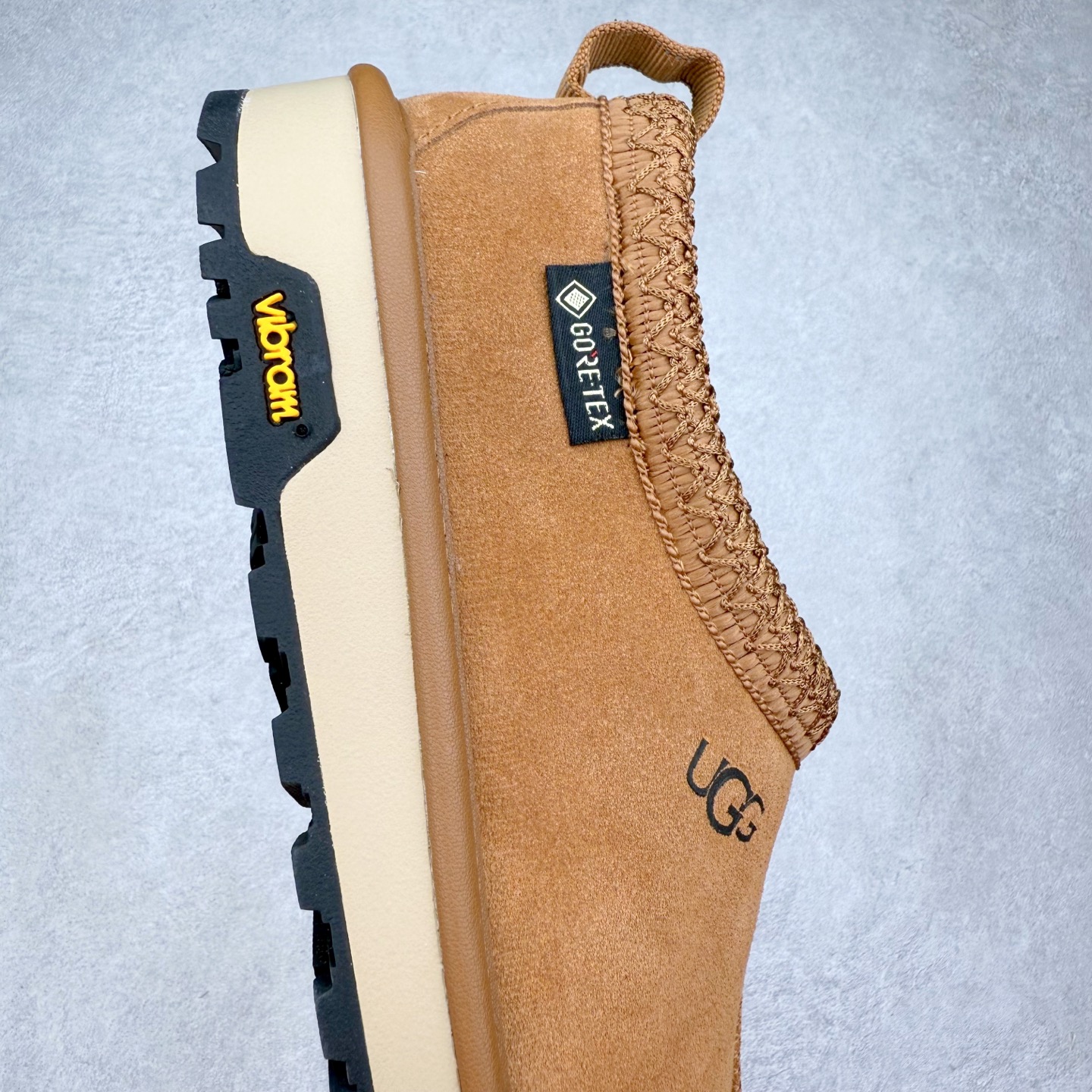 图片[6]-UGG 2790 经典秋冬羊皮毛一体雪地靴 隆丰A级澳洲进口羊皮毛一体 完全遵循ZP工艺流程 代工厂原厂版师 秉承无原鞋不开发选择 注重每一处细节 市面最正版型 TREADLITE\\\”轻翼\\\”科技外底 轻便/耐用/柔韧/桩型【售后郑重承诺】一个月内若出现重大脱胶/断底等质量问题 直接为您换新 翻毛皮鞋面 细腻亲肤再生聚酯纤维滚边 舒适易打理 保暖性佳 UGG plush™ 里衬和内底 茸软亲肤 舒适暖足 经典鞋型搭配轻盈厚底 稳稳拿捏秋冬出街时髦造型 Treadlite by UGG 轻翼大底 轻盈缓震 为双足减负 舒适轻便 助你轻松畅玩整天 尺码：35 36 37 38 39 40 41 42 43 44 45-选品中心