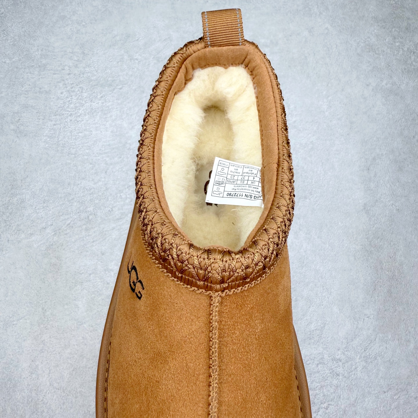 图片[5]-UGG 2790 经典秋冬羊皮毛一体雪地靴 隆丰A级澳洲进口羊皮毛一体 完全遵循ZP工艺流程 代工厂原厂版师 秉承无原鞋不开发选择 注重每一处细节 市面最正版型 TREADLITE\\\”轻翼\\\”科技外底 轻便/耐用/柔韧/桩型【售后郑重承诺】一个月内若出现重大脱胶/断底等质量问题 直接为您换新 翻毛皮鞋面 细腻亲肤再生聚酯纤维滚边 舒适易打理 保暖性佳 UGG plush™ 里衬和内底 茸软亲肤 舒适暖足 经典鞋型搭配轻盈厚底 稳稳拿捏秋冬出街时髦造型 Treadlite by UGG 轻翼大底 轻盈缓震 为双足减负 舒适轻便 助你轻松畅玩整天 尺码：35 36 37 38 39 40 41 42 43 44 45-选品中心