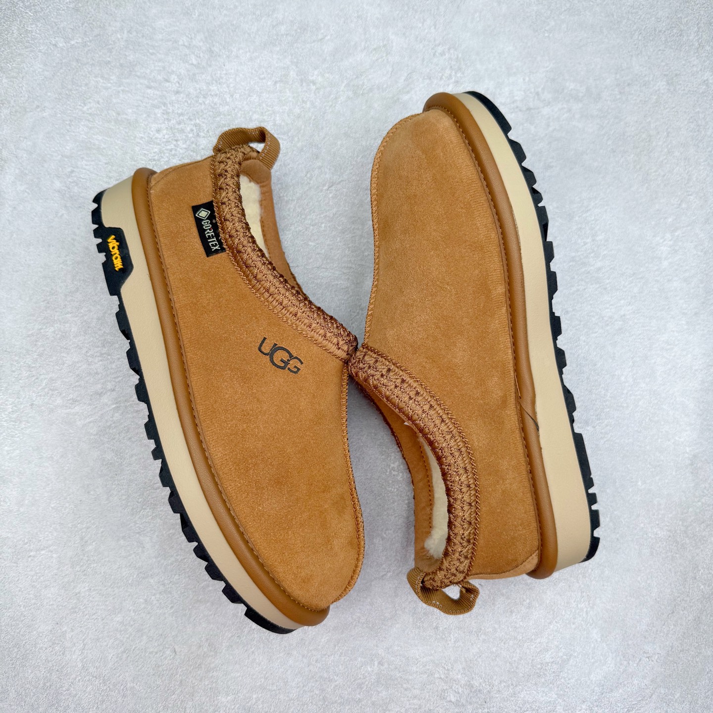 图片[3]-UGG 2790 经典秋冬羊皮毛一体雪地靴 隆丰A级澳洲进口羊皮毛一体 完全遵循ZP工艺流程 代工厂原厂版师 秉承无原鞋不开发选择 注重每一处细节 市面最正版型 TREADLITE\\\”轻翼\\\”科技外底 轻便/耐用/柔韧/桩型【售后郑重承诺】一个月内若出现重大脱胶/断底等质量问题 直接为您换新 翻毛皮鞋面 细腻亲肤再生聚酯纤维滚边 舒适易打理 保暖性佳 UGG plush™ 里衬和内底 茸软亲肤 舒适暖足 经典鞋型搭配轻盈厚底 稳稳拿捏秋冬出街时髦造型 Treadlite by UGG 轻翼大底 轻盈缓震 为双足减负 舒适轻便 助你轻松畅玩整天 尺码：35 36 37 38 39 40 41 42 43 44 45-选品中心