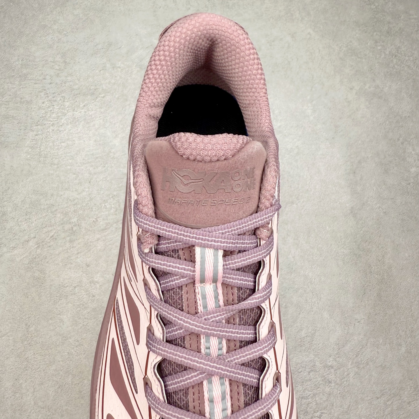 图片[5]-HOKA ONE ONE Mafate Speed 2 Low 玛法特2代系列低帮轻量户外越野休闲运动慢跑鞋 HOKA ONE ONE 最近推出了一个胶囊系列 Origin Story 这个系列里的 Mafate Speed 2 可以说让我日思夜想有一阵子了 最近终于拔草 让我来分享一下这双也是上脚赞到爆的越野跑鞋吧 以阿尔卑斯山脉作为主题将亮黄色与蓝色调覆盖在这经典轮廓之上 配色的呈现效果相当亮眼 以至于很多人买这个配色是用来日常搭配的 鞋面采用超轻的无缝架构 轻薄的TPU贴在透气的鞋面材料上 减轻重量同时也保证了支撑性 鞋底则采用滚动平衡技术 引导跑者回归自然步态 祖传的神奇EVA材质中底依旧是一如既往地表现优秀 能提供充足的缓震 作为HOKA家的越野跑鞋 VIBRAM 橡胶大底也是必不可少的 即便在复杂湿滑的地形 依旧能有良好的抓地力及稳定性 鞋带采用了弹性不易松脱的扁宽弹性鞋带 前掌与中掌部分也进行了加宽 也更加适合亚洲人的脚型 是一款十分全面且足够强悍的户外硬核越野鞋 而这双极其亮眼的越野跑鞋恰好又是在江山一百中参赛的UTMB冠军 Ludovic POMMERET 夺冠时穿着的战靴 这就让它变得更加有吸引力了 用来日常搭配的话短裤是基本不挑 长裤我个人推荐阔腿裤 工装裤以及各种长筒牛仔裤都可以 尺码：36 36.5 37.5 38 38.5 39 40 40.5 41 42 42.5 43 44 44.5 45-选品中心