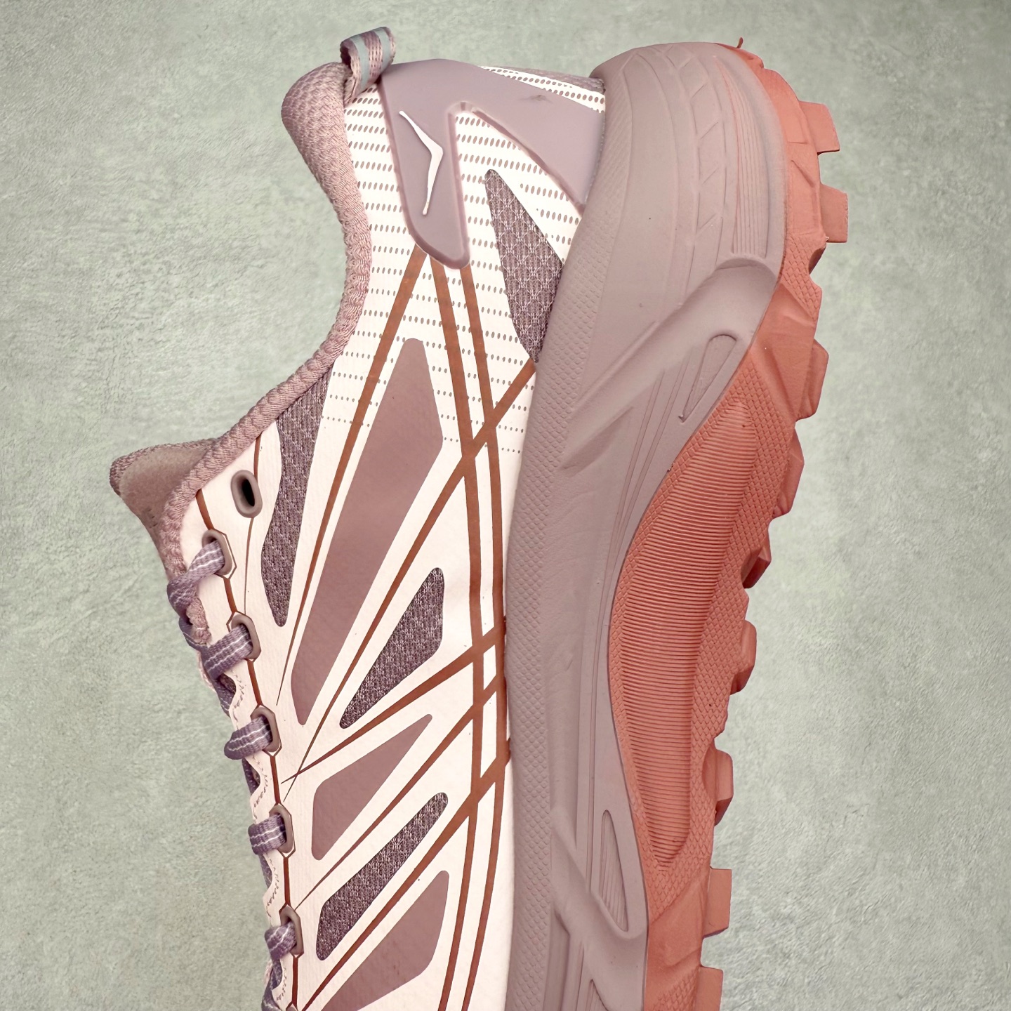 图片[7]-HOKA ONE ONE Mafate Speed 2 Low 玛法特2代系列低帮轻量户外越野休闲运动慢跑鞋 HOKA ONE ONE 最近推出了一个胶囊系列 Origin Story 这个系列里的 Mafate Speed 2 可以说让我日思夜想有一阵子了 最近终于拔草 让我来分享一下这双也是上脚赞到爆的越野跑鞋吧 以阿尔卑斯山脉作为主题将亮黄色与蓝色调覆盖在这经典轮廓之上 配色的呈现效果相当亮眼 以至于很多人买这个配色是用来日常搭配的 鞋面采用超轻的无缝架构 轻薄的TPU贴在透气的鞋面材料上 减轻重量同时也保证了支撑性 鞋底则采用滚动平衡技术 引导跑者回归自然步态 祖传的神奇EVA材质中底依旧是一如既往地表现优秀 能提供充足的缓震 作为HOKA家的越野跑鞋 VIBRAM 橡胶大底也是必不可少的 即便在复杂湿滑的地形 依旧能有良好的抓地力及稳定性 鞋带采用了弹性不易松脱的扁宽弹性鞋带 前掌与中掌部分也进行了加宽 也更加适合亚洲人的脚型 是一款十分全面且足够强悍的户外硬核越野鞋 而这双极其亮眼的越野跑鞋恰好又是在江山一百中参赛的UTMB冠军 Ludovic POMMERET 夺冠时穿着的战靴 这就让它变得更加有吸引力了 用来日常搭配的话短裤是基本不挑 长裤我个人推荐阔腿裤 工装裤以及各种长筒牛仔裤都可以 尺码：36 36.5 37.5 38 38.5 39 40 40.5 41 42 42.5 43 44 44.5 45-选品中心