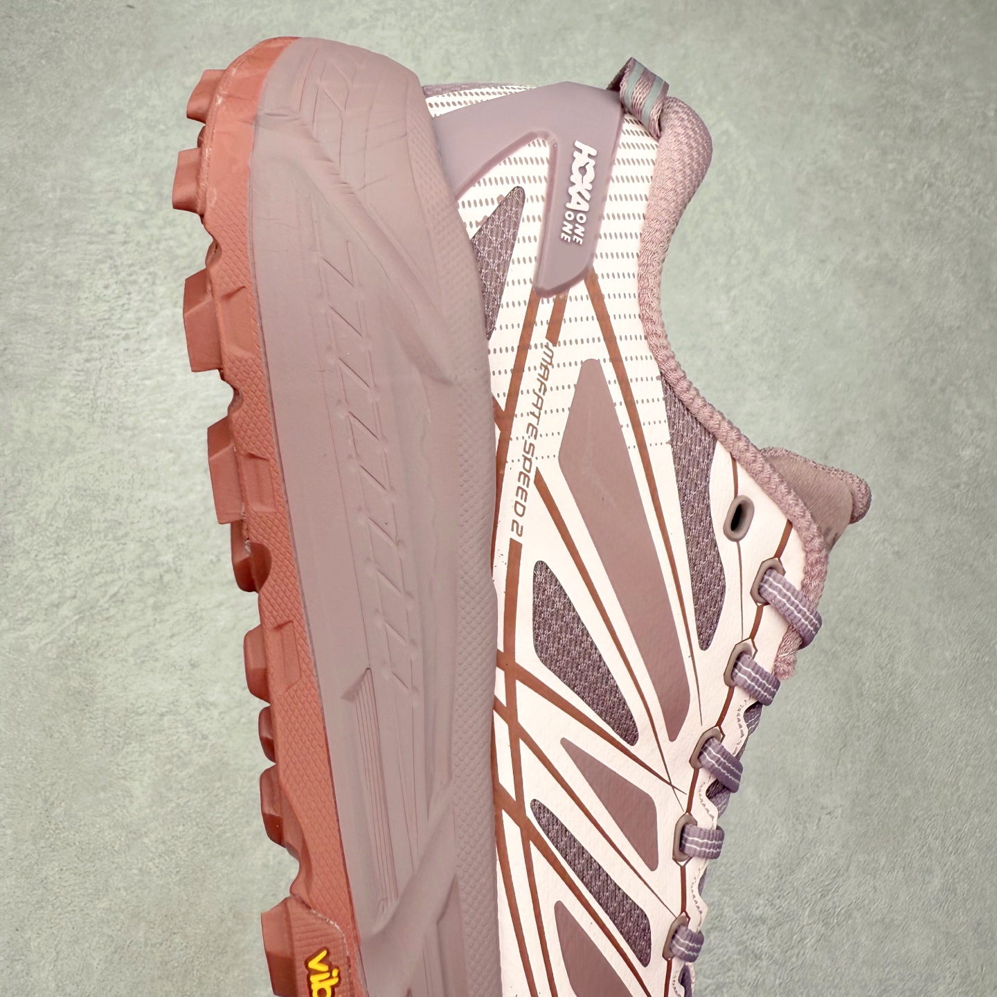 图片[6]-HOKA ONE ONE Mafate Speed 2 Low 玛法特2代系列低帮轻量户外越野休闲运动慢跑鞋 HOKA ONE ONE 最近推出了一个胶囊系列 Origin Story 这个系列里的 Mafate Speed 2 可以说让我日思夜想有一阵子了 最近终于拔草 让我来分享一下这双也是上脚赞到爆的越野跑鞋吧 以阿尔卑斯山脉作为主题将亮黄色与蓝色调覆盖在这经典轮廓之上 配色的呈现效果相当亮眼 以至于很多人买这个配色是用来日常搭配的 鞋面采用超轻的无缝架构 轻薄的TPU贴在透气的鞋面材料上 减轻重量同时也保证了支撑性 鞋底则采用滚动平衡技术 引导跑者回归自然步态 祖传的神奇EVA材质中底依旧是一如既往地表现优秀 能提供充足的缓震 作为HOKA家的越野跑鞋 VIBRAM 橡胶大底也是必不可少的 即便在复杂湿滑的地形 依旧能有良好的抓地力及稳定性 鞋带采用了弹性不易松脱的扁宽弹性鞋带 前掌与中掌部分也进行了加宽 也更加适合亚洲人的脚型 是一款十分全面且足够强悍的户外硬核越野鞋 而这双极其亮眼的越野跑鞋恰好又是在江山一百中参赛的UTMB冠军 Ludovic POMMERET 夺冠时穿着的战靴 这就让它变得更加有吸引力了 用来日常搭配的话短裤是基本不挑 长裤我个人推荐阔腿裤 工装裤以及各种长筒牛仔裤都可以 尺码：36 36.5 37.5 38 38.5 39 40 40.5 41 42 42.5 43 44 44.5 45-选品中心