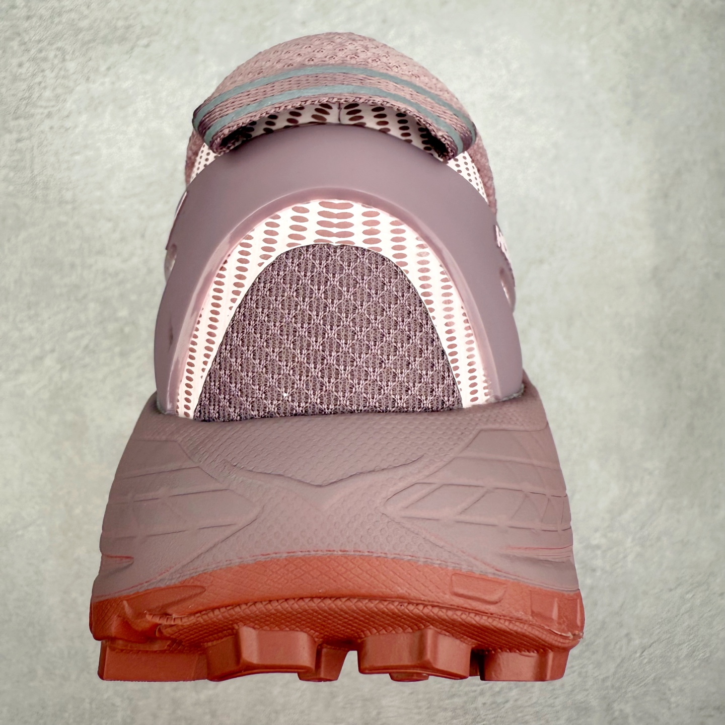 图片[8]-HOKA ONE ONE Mafate Speed 2 Low 玛法特2代系列低帮轻量户外越野休闲运动慢跑鞋 HOKA ONE ONE 最近推出了一个胶囊系列 Origin Story 这个系列里的 Mafate Speed 2 可以说让我日思夜想有一阵子了 最近终于拔草 让我来分享一下这双也是上脚赞到爆的越野跑鞋吧 以阿尔卑斯山脉作为主题将亮黄色与蓝色调覆盖在这经典轮廓之上 配色的呈现效果相当亮眼 以至于很多人买这个配色是用来日常搭配的 鞋面采用超轻的无缝架构 轻薄的TPU贴在透气的鞋面材料上 减轻重量同时也保证了支撑性 鞋底则采用滚动平衡技术 引导跑者回归自然步态 祖传的神奇EVA材质中底依旧是一如既往地表现优秀 能提供充足的缓震 作为HOKA家的越野跑鞋 VIBRAM 橡胶大底也是必不可少的 即便在复杂湿滑的地形 依旧能有良好的抓地力及稳定性 鞋带采用了弹性不易松脱的扁宽弹性鞋带 前掌与中掌部分也进行了加宽 也更加适合亚洲人的脚型 是一款十分全面且足够强悍的户外硬核越野鞋 而这双极其亮眼的越野跑鞋恰好又是在江山一百中参赛的UTMB冠军 Ludovic POMMERET 夺冠时穿着的战靴 这就让它变得更加有吸引力了 用来日常搭配的话短裤是基本不挑 长裤我个人推荐阔腿裤 工装裤以及各种长筒牛仔裤都可以 尺码：36 36.5 37.5 38 38.5 39 40 40.5 41 42 42.5 43 44 44.5 45-选品中心