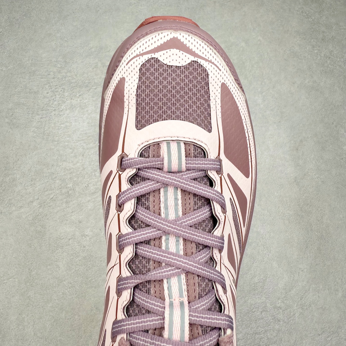 图片[4]-HOKA ONE ONE Mafate Speed 2 Low 玛法特2代系列低帮轻量户外越野休闲运动慢跑鞋 HOKA ONE ONE 最近推出了一个胶囊系列 Origin Story 这个系列里的 Mafate Speed 2 可以说让我日思夜想有一阵子了 最近终于拔草 让我来分享一下这双也是上脚赞到爆的越野跑鞋吧 以阿尔卑斯山脉作为主题将亮黄色与蓝色调覆盖在这经典轮廓之上 配色的呈现效果相当亮眼 以至于很多人买这个配色是用来日常搭配的 鞋面采用超轻的无缝架构 轻薄的TPU贴在透气的鞋面材料上 减轻重量同时也保证了支撑性 鞋底则采用滚动平衡技术 引导跑者回归自然步态 祖传的神奇EVA材质中底依旧是一如既往地表现优秀 能提供充足的缓震 作为HOKA家的越野跑鞋 VIBRAM 橡胶大底也是必不可少的 即便在复杂湿滑的地形 依旧能有良好的抓地力及稳定性 鞋带采用了弹性不易松脱的扁宽弹性鞋带 前掌与中掌部分也进行了加宽 也更加适合亚洲人的脚型 是一款十分全面且足够强悍的户外硬核越野鞋 而这双极其亮眼的越野跑鞋恰好又是在江山一百中参赛的UTMB冠军 Ludovic POMMERET 夺冠时穿着的战靴 这就让它变得更加有吸引力了 用来日常搭配的话短裤是基本不挑 长裤我个人推荐阔腿裤 工装裤以及各种长筒牛仔裤都可以 尺码：36 36.5 37.5 38 38.5 39 40 40.5 41 42 42.5 43 44 44.5 45-选品中心