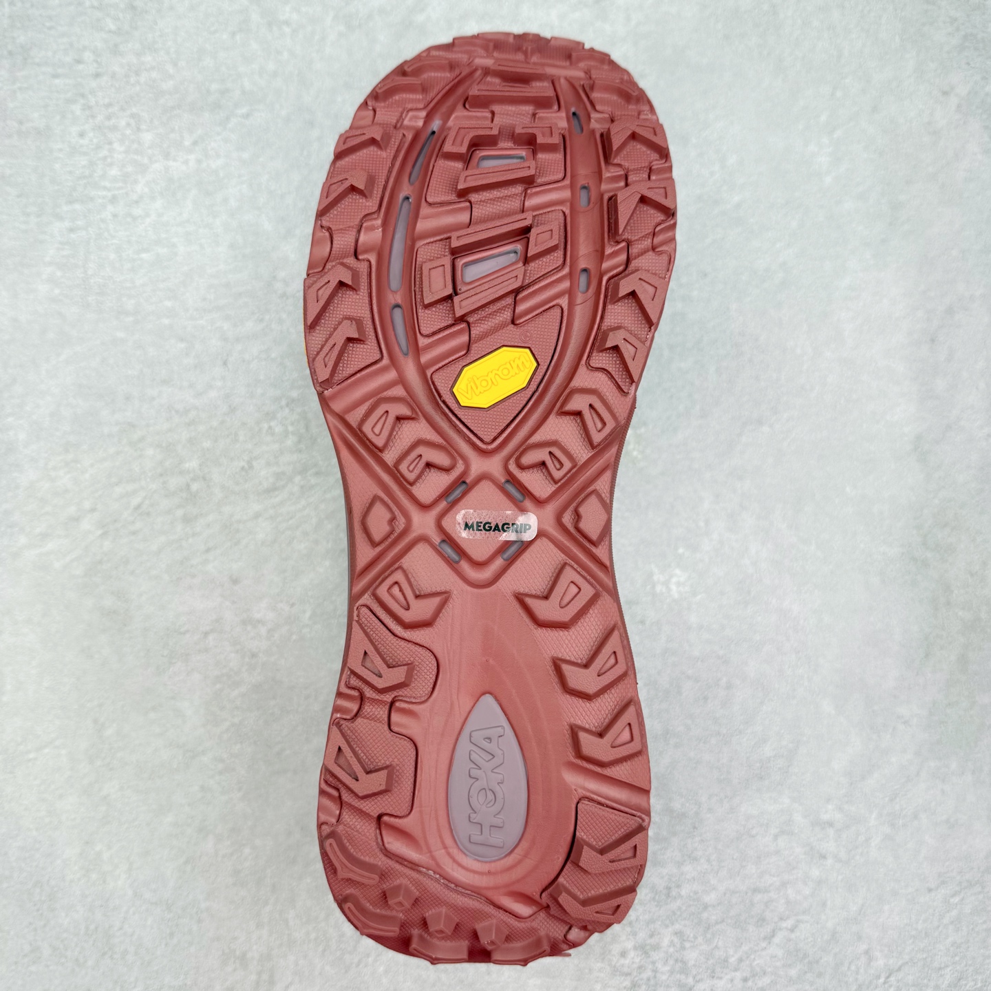 图片[9]-HOKA ONE ONE Mafate Speed 2 Low 玛法特2代系列低帮轻量户外越野休闲运动慢跑鞋 HOKA ONE ONE 最近推出了一个胶囊系列 Origin Story 这个系列里的 Mafate Speed 2 可以说让我日思夜想有一阵子了 最近终于拔草 让我来分享一下这双也是上脚赞到爆的越野跑鞋吧 以阿尔卑斯山脉作为主题将亮黄色与蓝色调覆盖在这经典轮廓之上 配色的呈现效果相当亮眼 以至于很多人买这个配色是用来日常搭配的 鞋面采用超轻的无缝架构 轻薄的TPU贴在透气的鞋面材料上 减轻重量同时也保证了支撑性 鞋底则采用滚动平衡技术 引导跑者回归自然步态 祖传的神奇EVA材质中底依旧是一如既往地表现优秀 能提供充足的缓震 作为HOKA家的越野跑鞋 VIBRAM 橡胶大底也是必不可少的 即便在复杂湿滑的地形 依旧能有良好的抓地力及稳定性 鞋带采用了弹性不易松脱的扁宽弹性鞋带 前掌与中掌部分也进行了加宽 也更加适合亚洲人的脚型 是一款十分全面且足够强悍的户外硬核越野鞋 而这双极其亮眼的越野跑鞋恰好又是在江山一百中参赛的UTMB冠军 Ludovic POMMERET 夺冠时穿着的战靴 这就让它变得更加有吸引力了 用来日常搭配的话短裤是基本不挑 长裤我个人推荐阔腿裤 工装裤以及各种长筒牛仔裤都可以 尺码：36 36.5 37.5 38 38.5 39 40 40.5 41 42 42.5 43 44 44.5 45-选品中心