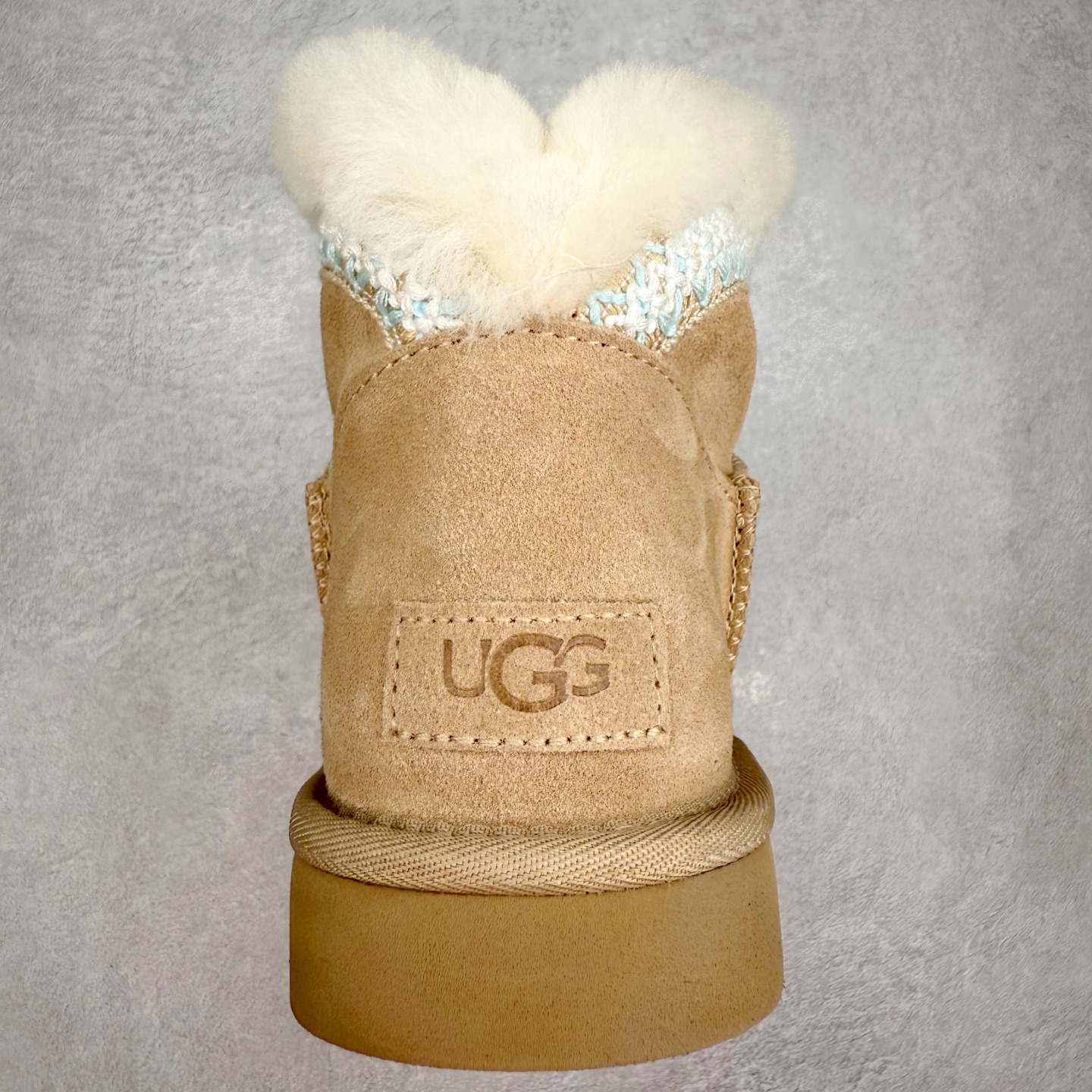 图片[8]-UGG 4496 经典秋冬羊皮毛一体雪地靴 隆丰A级澳洲进口羊皮毛一体 完全遵循ZP工艺流程 代工厂原厂版师 秉承无原鞋不开发选择 注重每一处细节 市面最正版型 TREADLITE\\\”轻翼\\\”科技外底 轻便/耐用/柔韧/桩型【售后郑重承诺】一个月内若出现重大脱胶/断底等质量问题 直接为您换新 翻毛皮鞋面 细腻亲肤再生聚酯纤维滚边 舒适易打理 保暖性佳 UGG plush™ 里衬和内底 茸软亲肤 舒适暖足 经典鞋型搭配轻盈厚底 稳稳拿捏秋冬出街时髦造型 Treadlite by UGG 轻翼大底 轻盈缓震 为双足减负 舒适轻便 助你轻松畅玩整天 尺码：35 36 37 38 39 40-选品中心