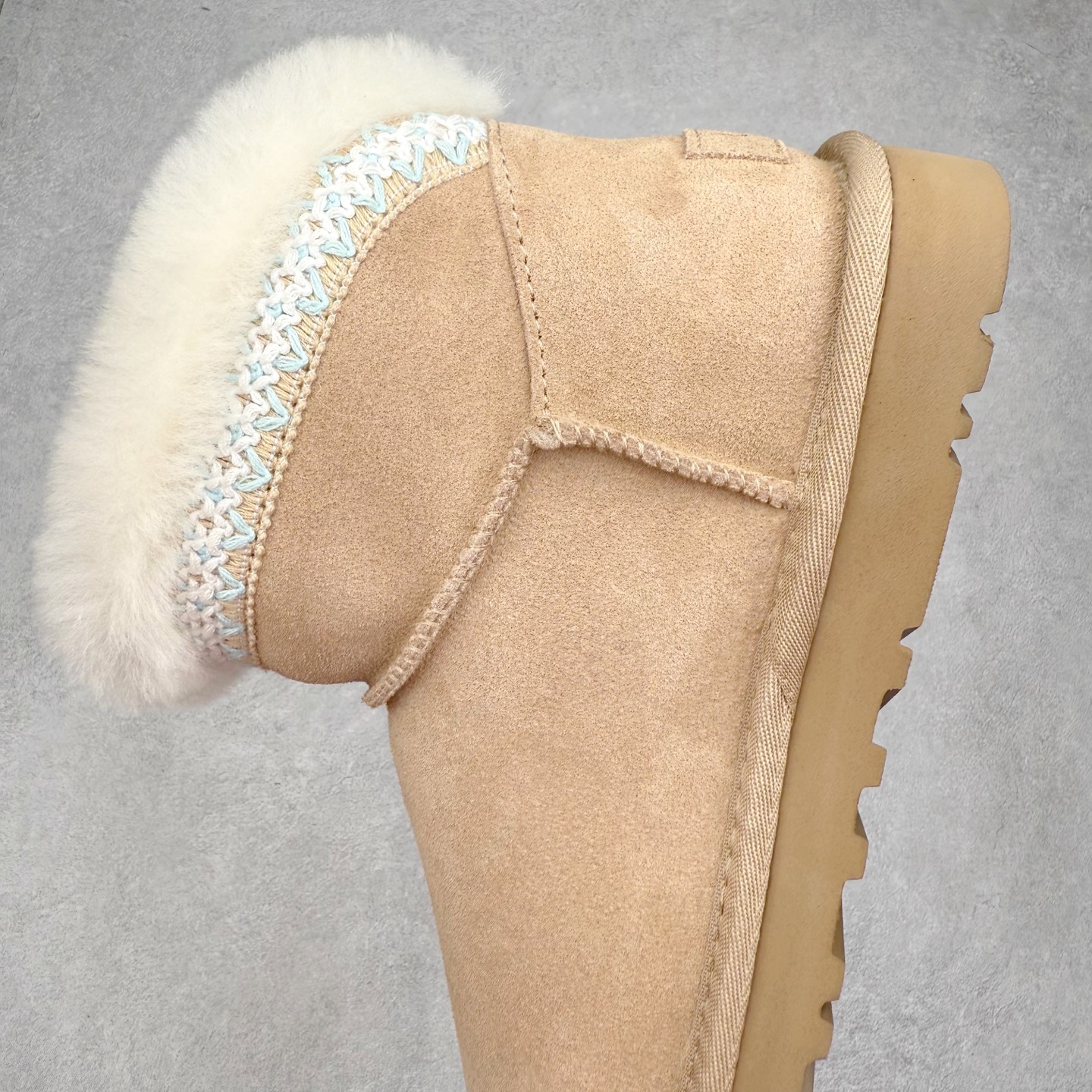 图片[7]-UGG 4496 经典秋冬羊皮毛一体雪地靴 隆丰A级澳洲进口羊皮毛一体 完全遵循ZP工艺流程 代工厂原厂版师 秉承无原鞋不开发选择 注重每一处细节 市面最正版型 TREADLITE\\\”轻翼\\\”科技外底 轻便/耐用/柔韧/桩型【售后郑重承诺】一个月内若出现重大脱胶/断底等质量问题 直接为您换新 翻毛皮鞋面 细腻亲肤再生聚酯纤维滚边 舒适易打理 保暖性佳 UGG plush™ 里衬和内底 茸软亲肤 舒适暖足 经典鞋型搭配轻盈厚底 稳稳拿捏秋冬出街时髦造型 Treadlite by UGG 轻翼大底 轻盈缓震 为双足减负 舒适轻便 助你轻松畅玩整天 尺码：35 36 37 38 39 40-选品中心