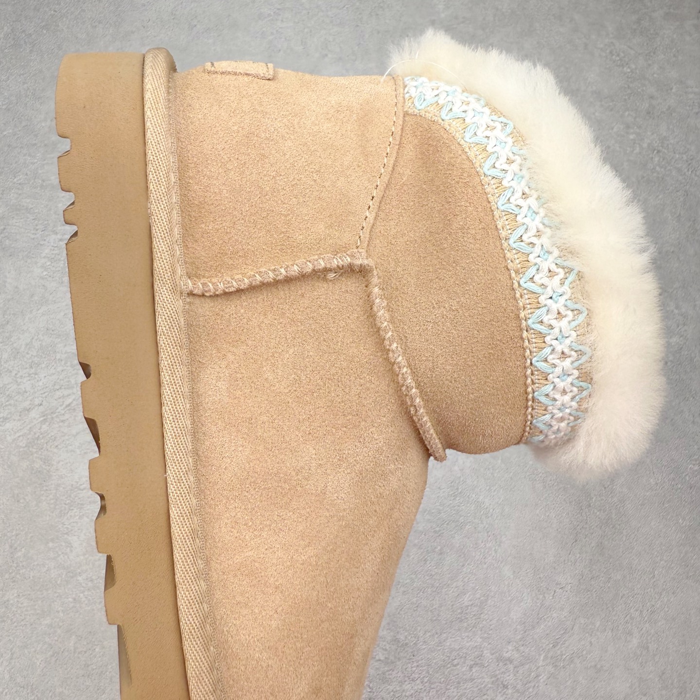 图片[6]-UGG 4496 经典秋冬羊皮毛一体雪地靴 隆丰A级澳洲进口羊皮毛一体 完全遵循ZP工艺流程 代工厂原厂版师 秉承无原鞋不开发选择 注重每一处细节 市面最正版型 TREADLITE\\\”轻翼\\\”科技外底 轻便/耐用/柔韧/桩型【售后郑重承诺】一个月内若出现重大脱胶/断底等质量问题 直接为您换新 翻毛皮鞋面 细腻亲肤再生聚酯纤维滚边 舒适易打理 保暖性佳 UGG plush™ 里衬和内底 茸软亲肤 舒适暖足 经典鞋型搭配轻盈厚底 稳稳拿捏秋冬出街时髦造型 Treadlite by UGG 轻翼大底 轻盈缓震 为双足减负 舒适轻便 助你轻松畅玩整天 尺码：35 36 37 38 39 40-选品中心