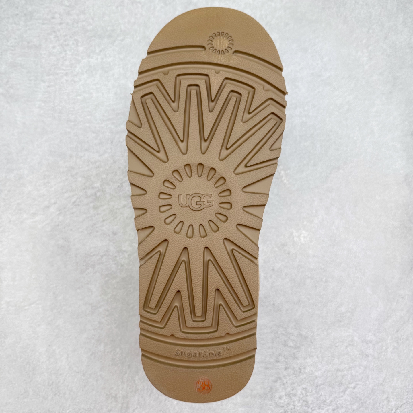 图片[9]-UGG 4496 经典秋冬羊皮毛一体雪地靴 隆丰A级澳洲进口羊皮毛一体 完全遵循ZP工艺流程 代工厂原厂版师 秉承无原鞋不开发选择 注重每一处细节 市面最正版型 TREADLITE\\\”轻翼\\\”科技外底 轻便/耐用/柔韧/桩型【售后郑重承诺】一个月内若出现重大脱胶/断底等质量问题 直接为您换新 翻毛皮鞋面 细腻亲肤再生聚酯纤维滚边 舒适易打理 保暖性佳 UGG plush™ 里衬和内底 茸软亲肤 舒适暖足 经典鞋型搭配轻盈厚底 稳稳拿捏秋冬出街时髦造型 Treadlite by UGG 轻翼大底 轻盈缓震 为双足减负 舒适轻便 助你轻松畅玩整天 尺码：35 36 37 38 39 40-选品中心