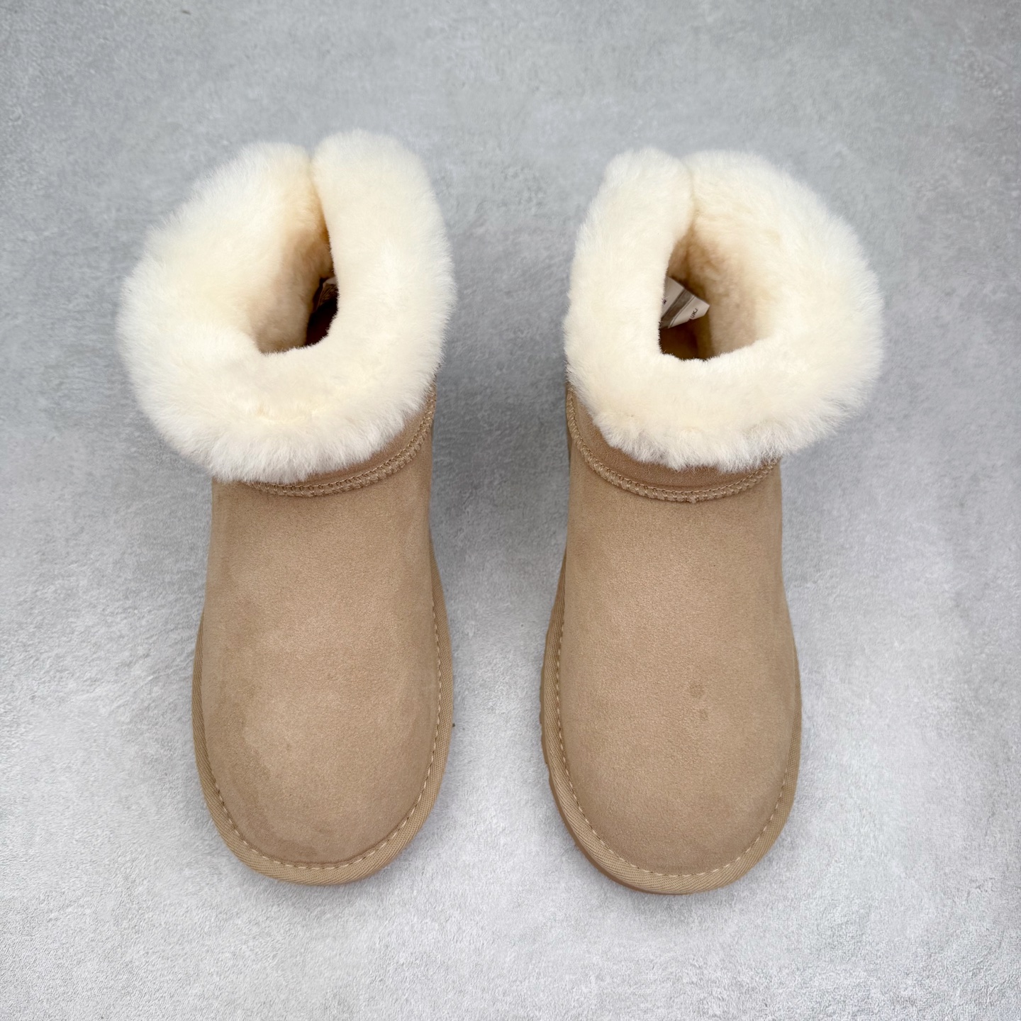 图片[2]-UGG 4496 经典秋冬羊皮毛一体雪地靴 隆丰A级澳洲进口羊皮毛一体 完全遵循ZP工艺流程 代工厂原厂版师 秉承无原鞋不开发选择 注重每一处细节 市面最正版型 TREADLITE\\\”轻翼\\\”科技外底 轻便/耐用/柔韧/桩型【售后郑重承诺】一个月内若出现重大脱胶/断底等质量问题 直接为您换新 翻毛皮鞋面 细腻亲肤再生聚酯纤维滚边 舒适易打理 保暖性佳 UGG plush™ 里衬和内底 茸软亲肤 舒适暖足 经典鞋型搭配轻盈厚底 稳稳拿捏秋冬出街时髦造型 Treadlite by UGG 轻翼大底 轻盈缓震 为双足减负 舒适轻便 助你轻松畅玩整天 尺码：35 36 37 38 39 40-选品中心